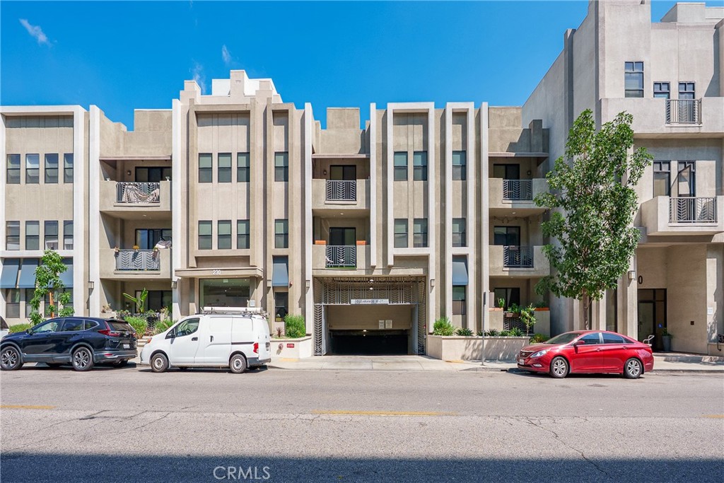 Glendale, California, 91205, United States, 2 Bedrooms Bedrooms, ,2 BathroomsBathrooms,Residential,For Sale,1950855