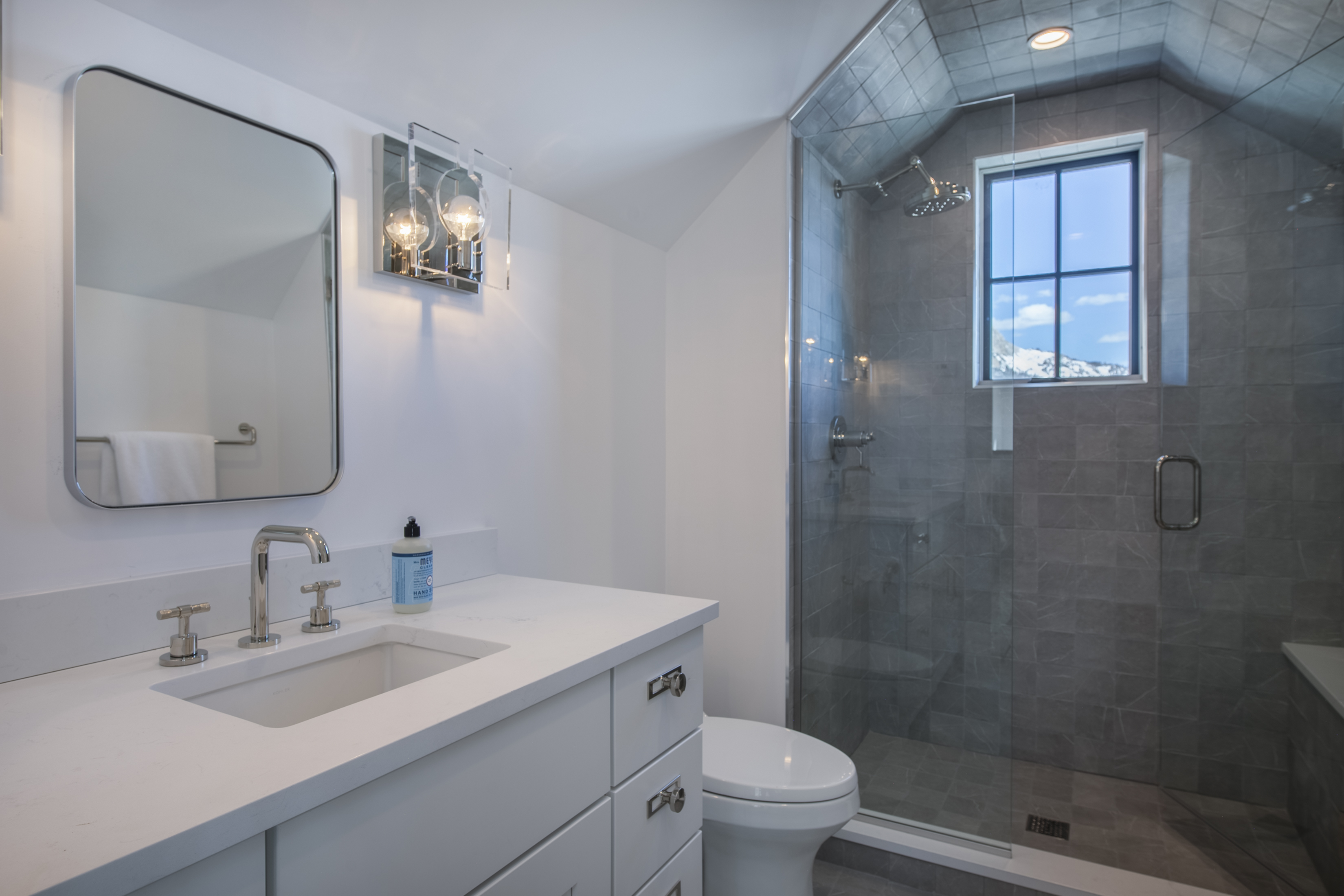  Big And Beautiful In The Desirable And Peaceful East End Of Town - 物件實景