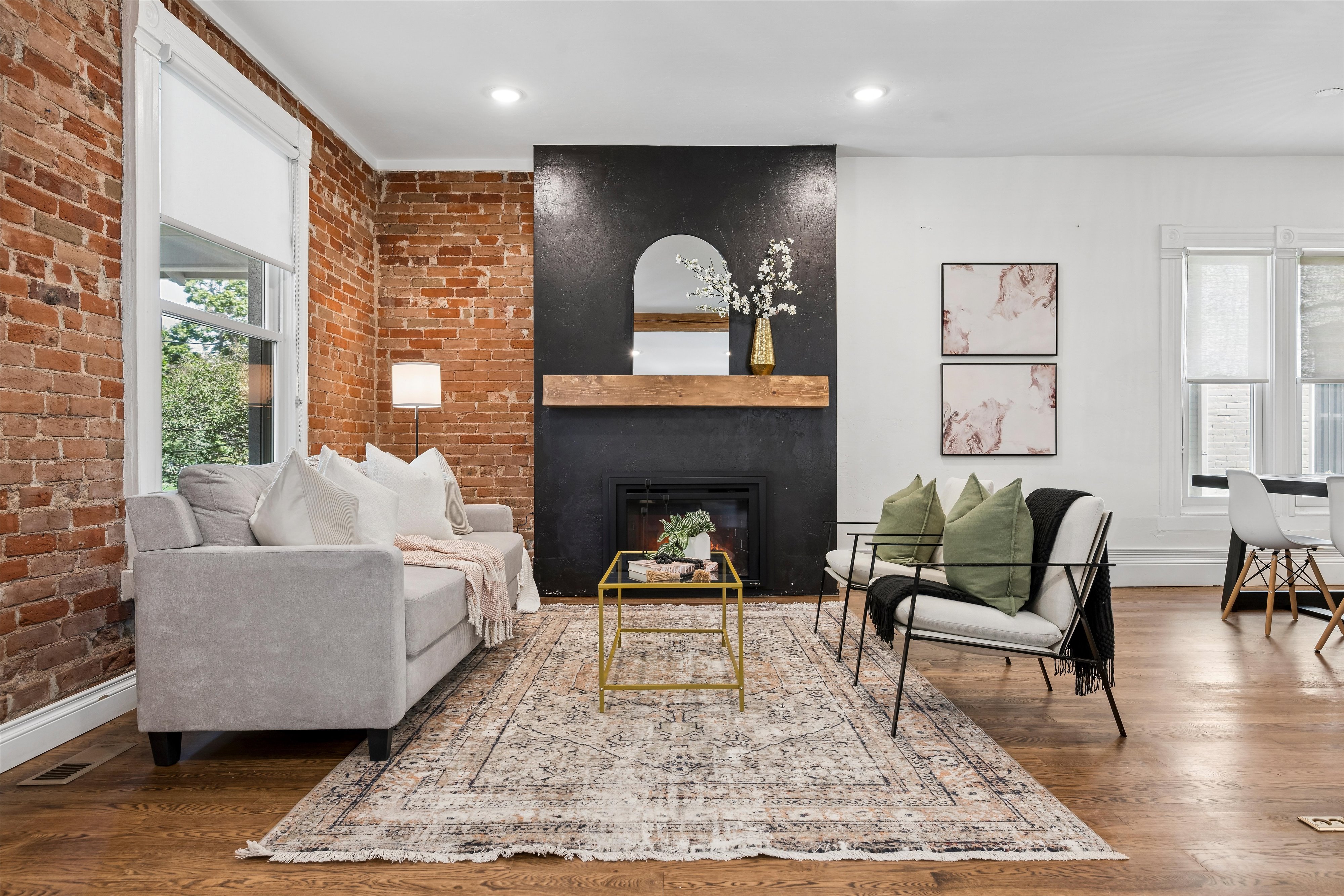  Beautifully reimagined Victorian seamlessly blends historic charm & modern livin - 物件實景