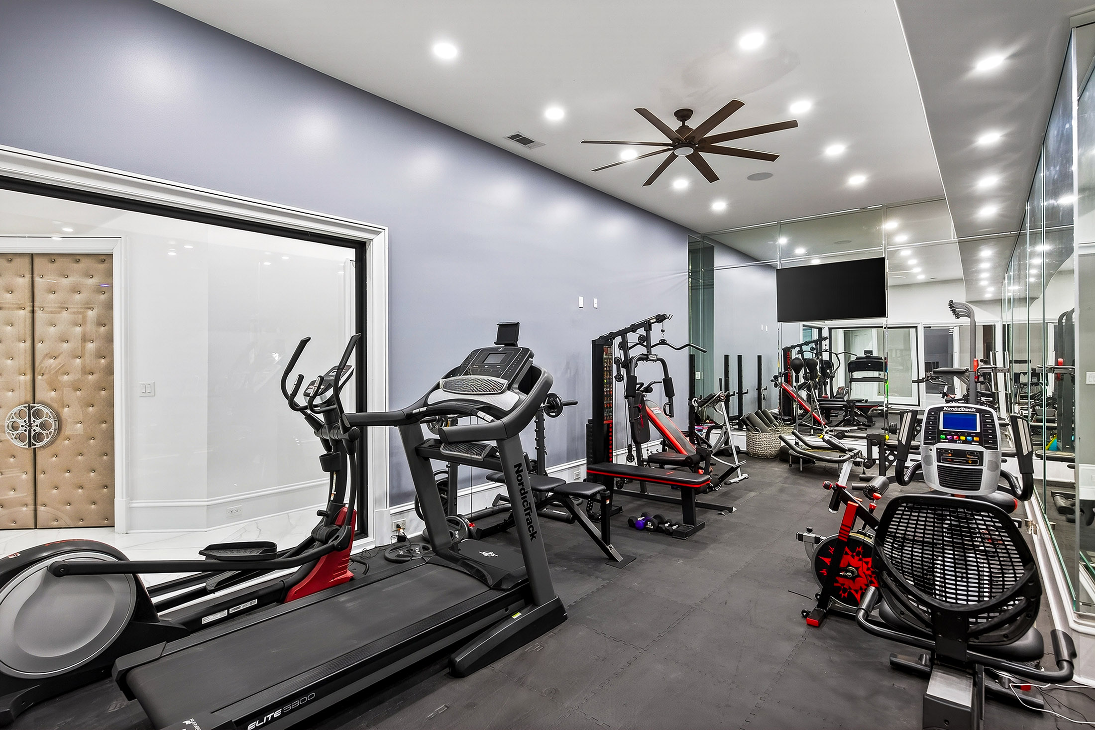  Exceptional Gated Estate with Resort-caliber Grounds - 物件實景