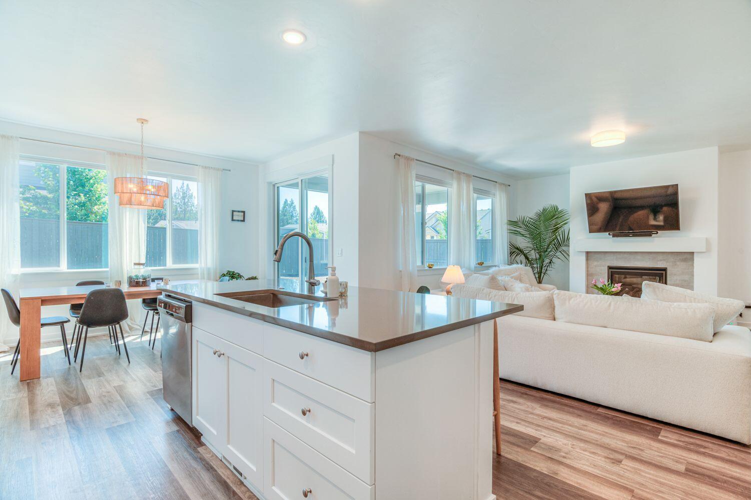 Bend, Oregon, 97702, United States, 3 Bedrooms Bedrooms, ,3 BathroomsBathrooms,Residential,For Sale,1977775