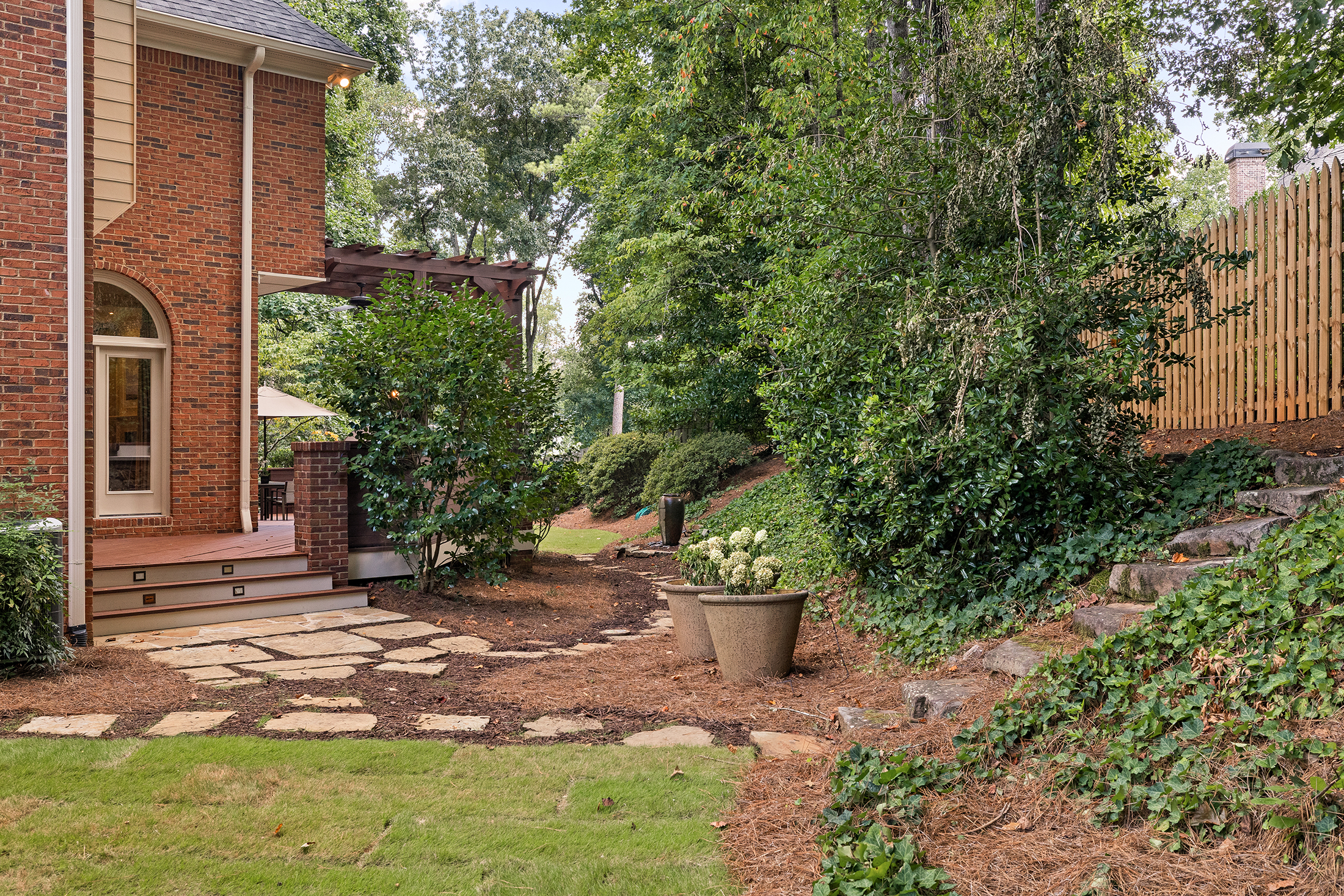  Refined Living on a Quiet Cul-de-sac in Chastain Park - 物件實景