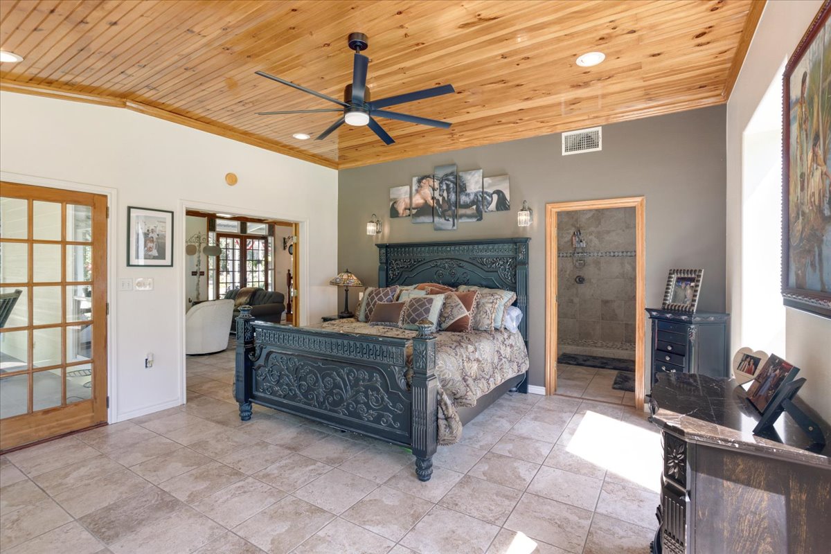 Bonham, Texas, 75418, United States, 6 Bedrooms Bedrooms, ,3 BathroomsBathrooms,Residential,For Sale,1983606