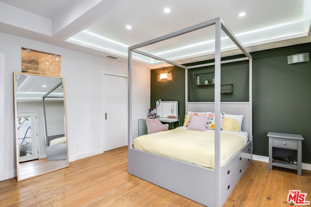 Los Angeles, California, 90068, United States, 6 Bedrooms Bedrooms, ,7 BathroomsBathrooms,Residential,For Sale,1840011