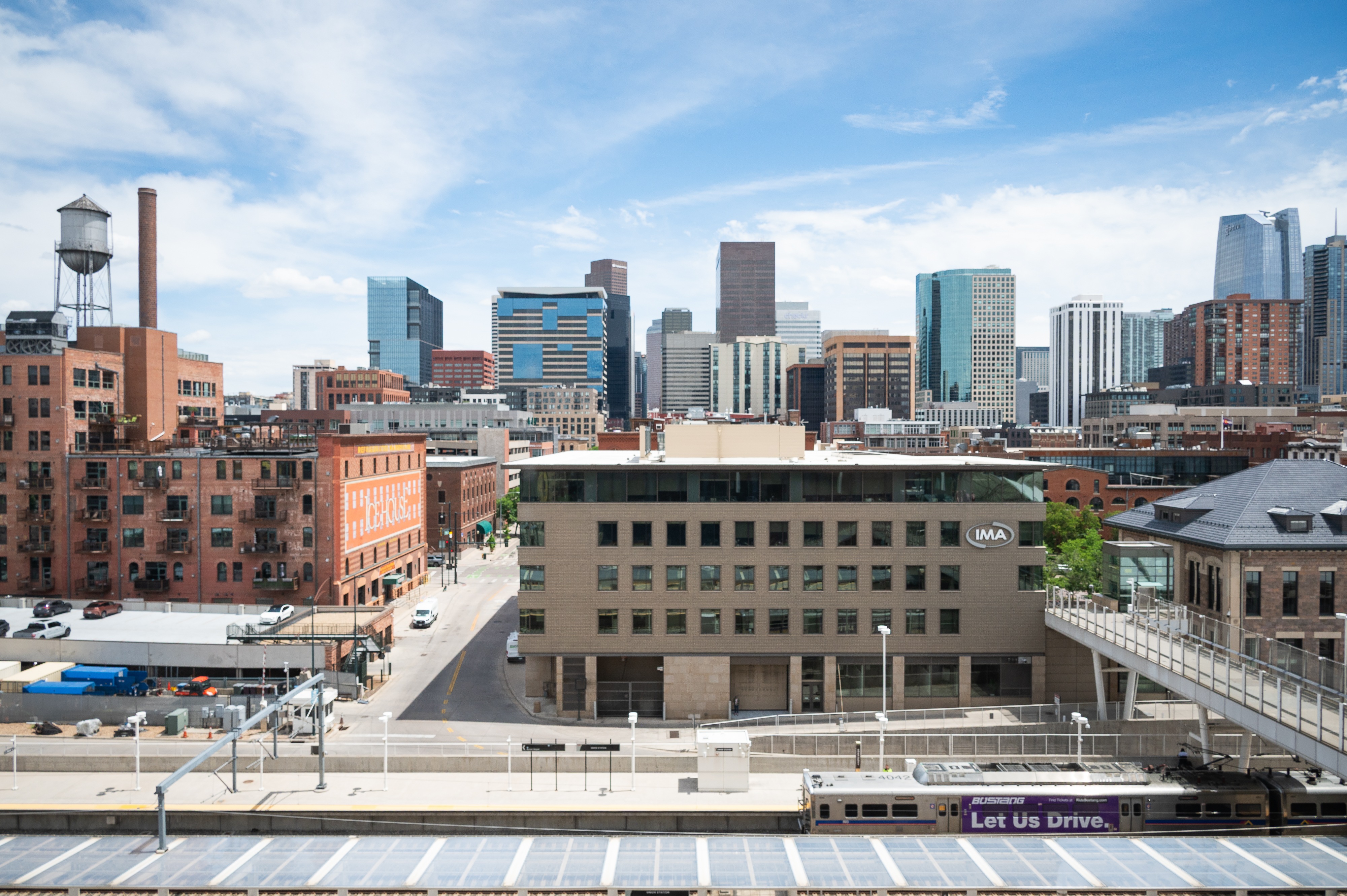  Ideal Downtown Location With Open Floorplan - 物件實景