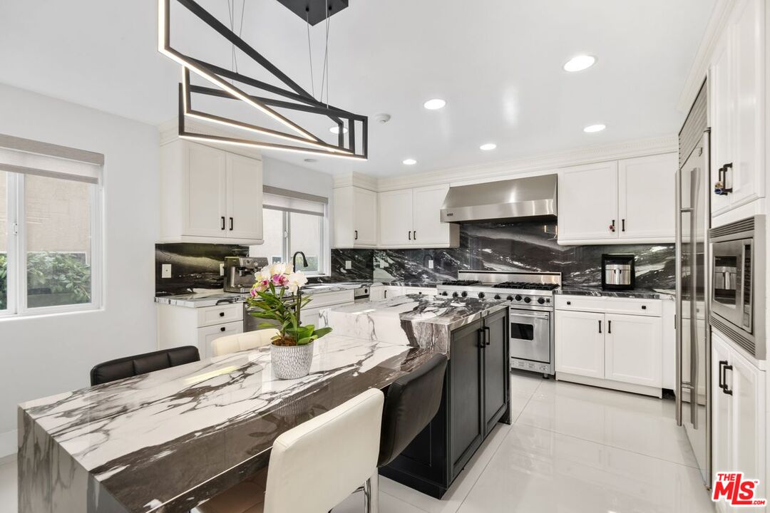 Los Angeles, California, 90049, United States, 4 Bedrooms Bedrooms, ,5 BathroomsBathrooms,Residential,For Sale,1840692