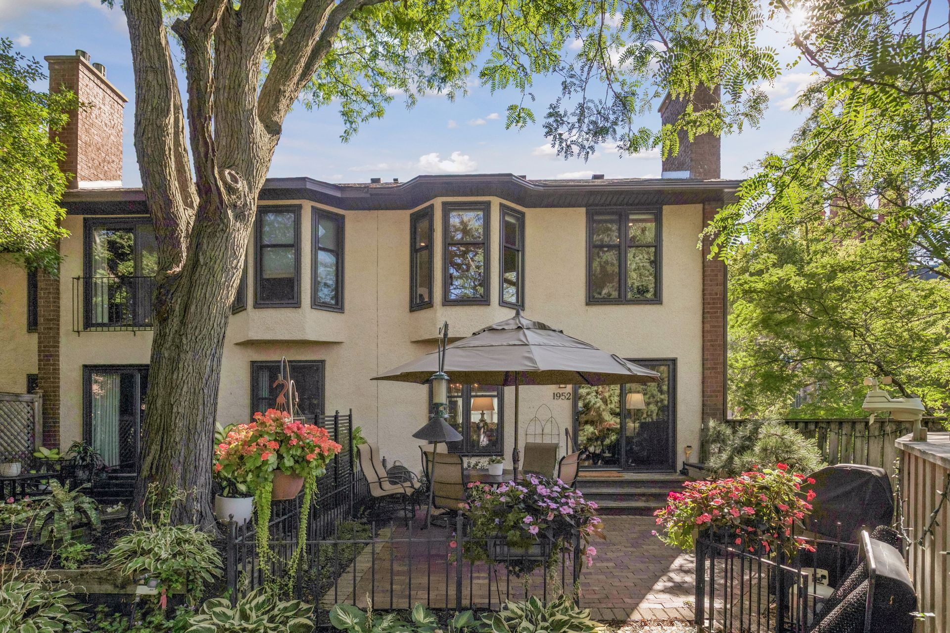  Updated Townhome with Beautiful Green Space Near Lake of the Isles - 物件實景