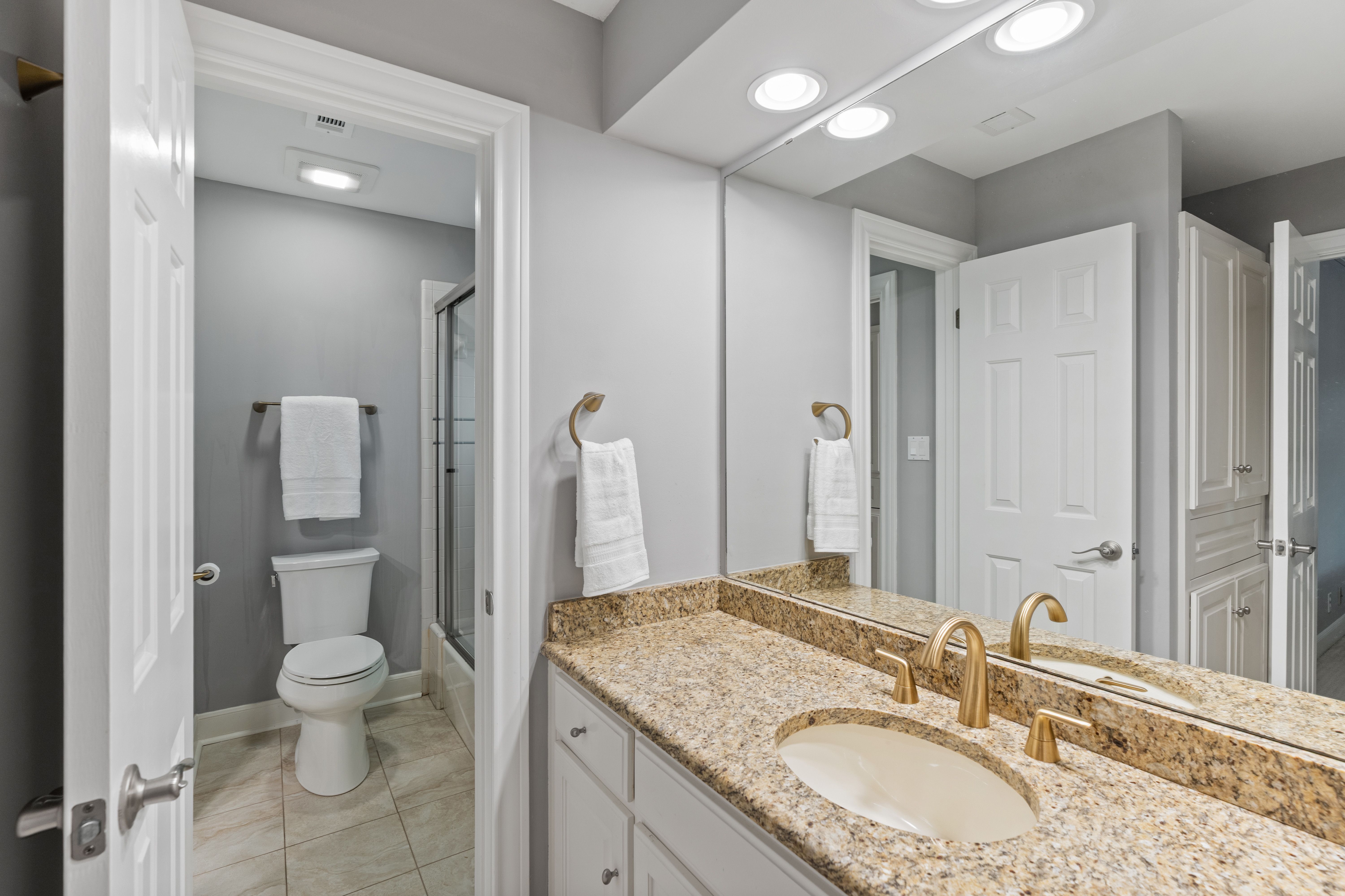  Rare Deerfield Gem with Main-Level Primary & Guest Suites - 物件實景