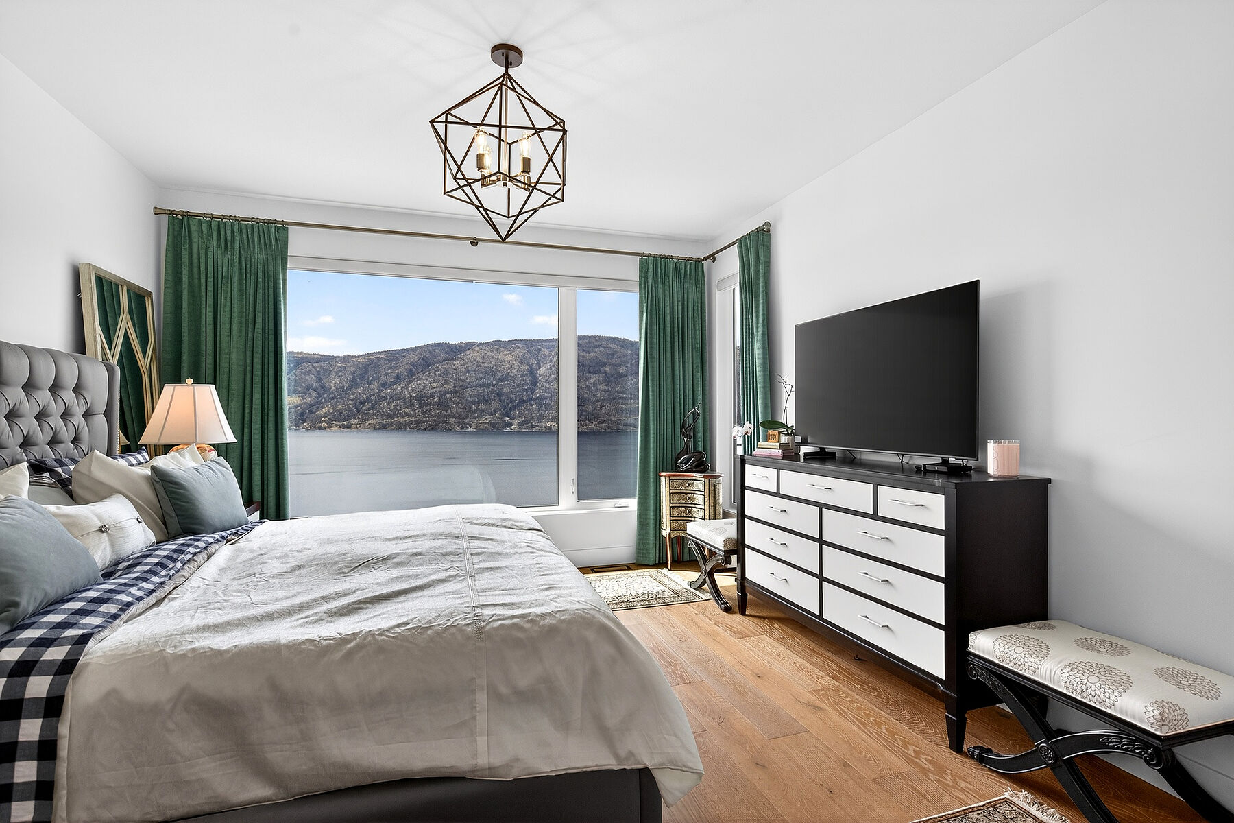  Elevated Lake Country Living - 物件實景