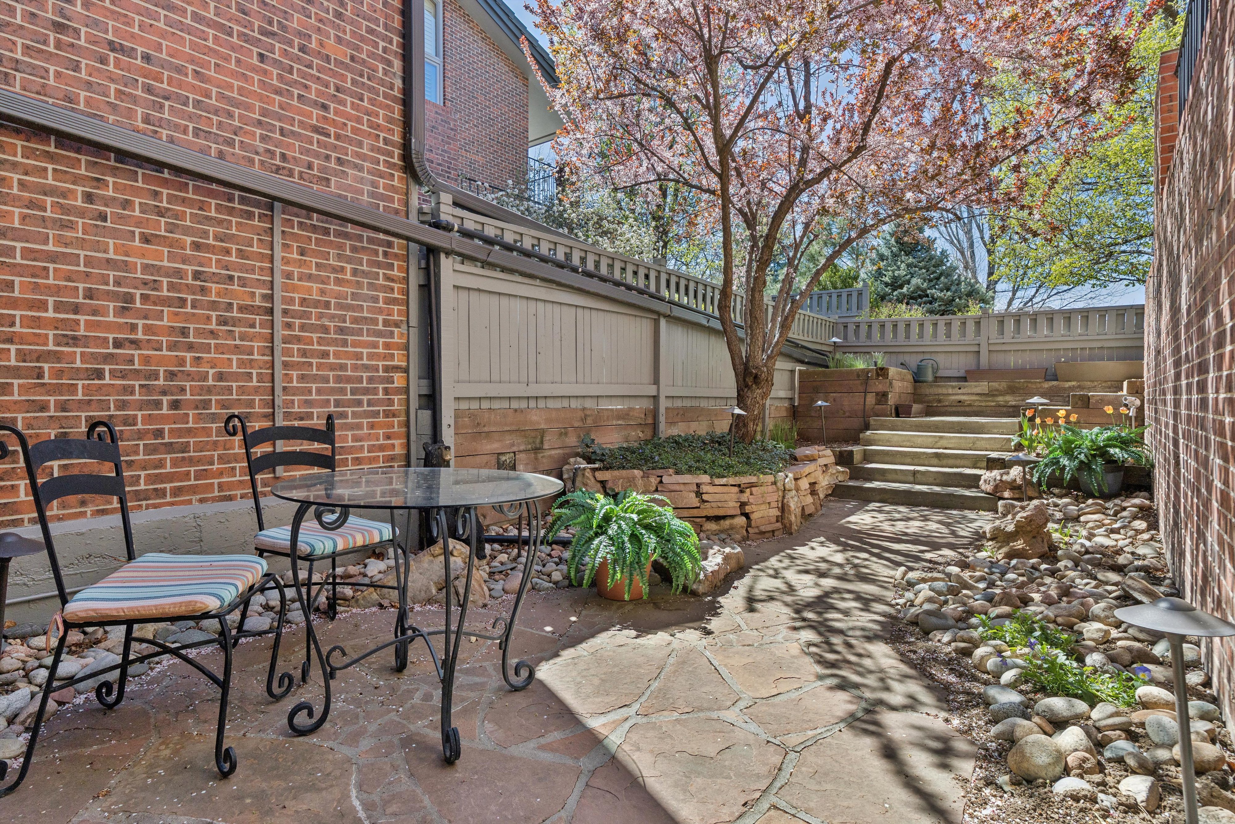  A Rare Offering: Five Bedrooms & Four Bathrooms Thoughtfully Designed Townhome - 物件實景