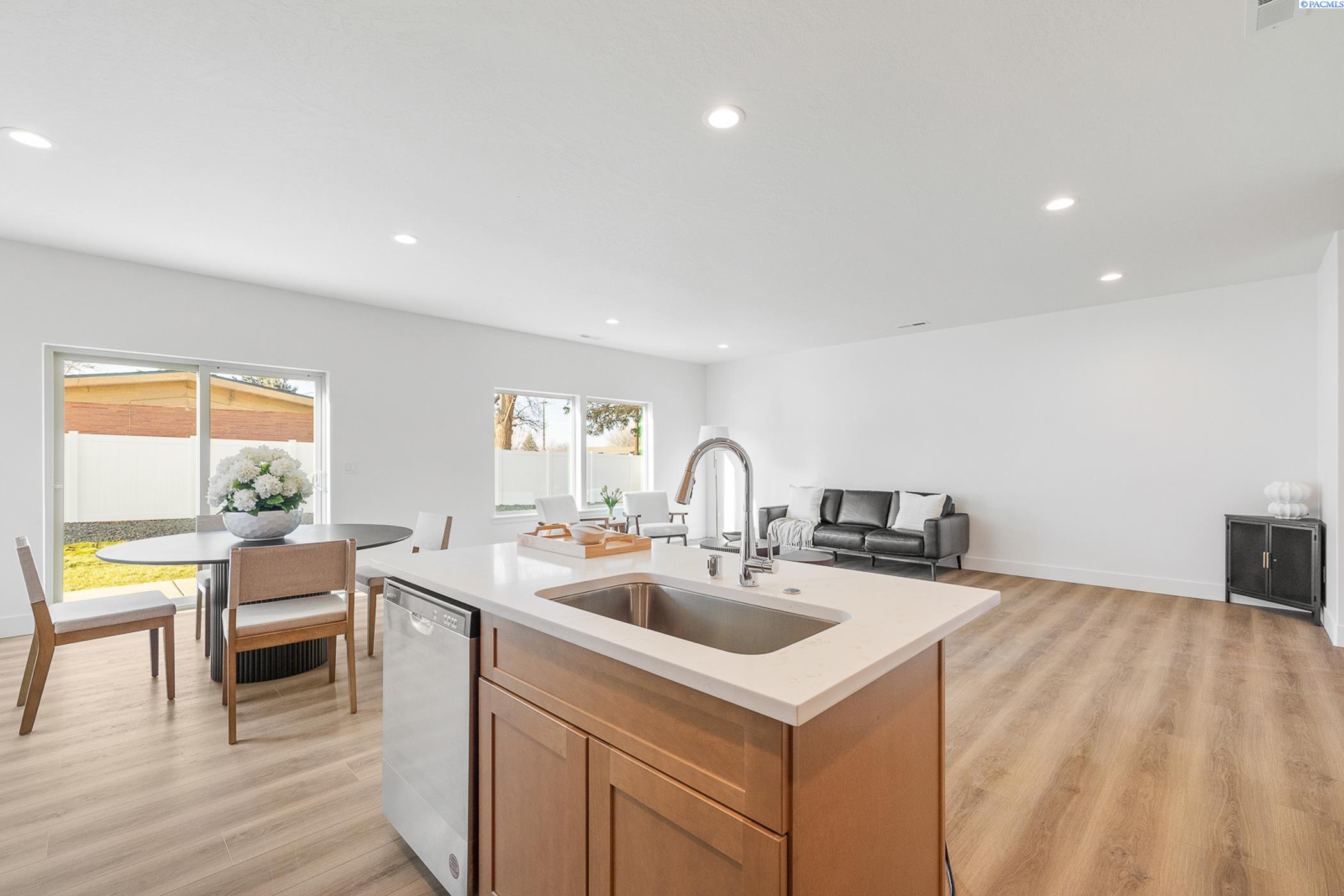 Kennewick, Washington, 99337, United States, 7 Bedrooms Bedrooms, ,Residential,For Sale,1949661