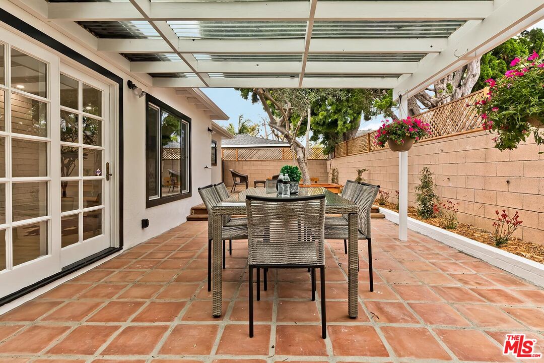 Los Angeles, California, 90064, United States, 3 Bedrooms Bedrooms, ,2 BathroomsBathrooms,Residential,For Sale,1777643