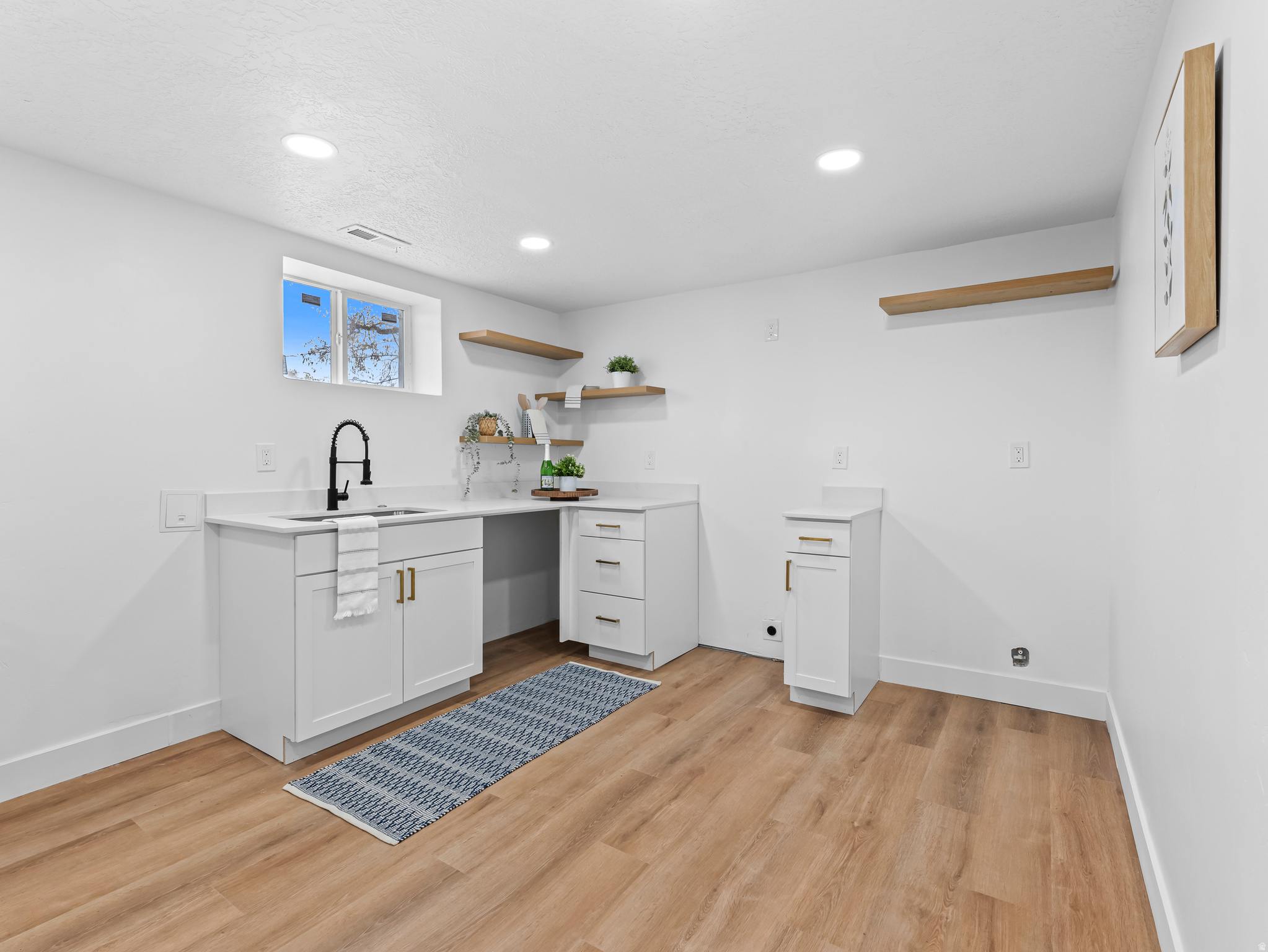 Murray, Utah, 84117, United States, 6 Bedrooms Bedrooms, ,2 BathroomsBathrooms,Residential,For Sale,1989540