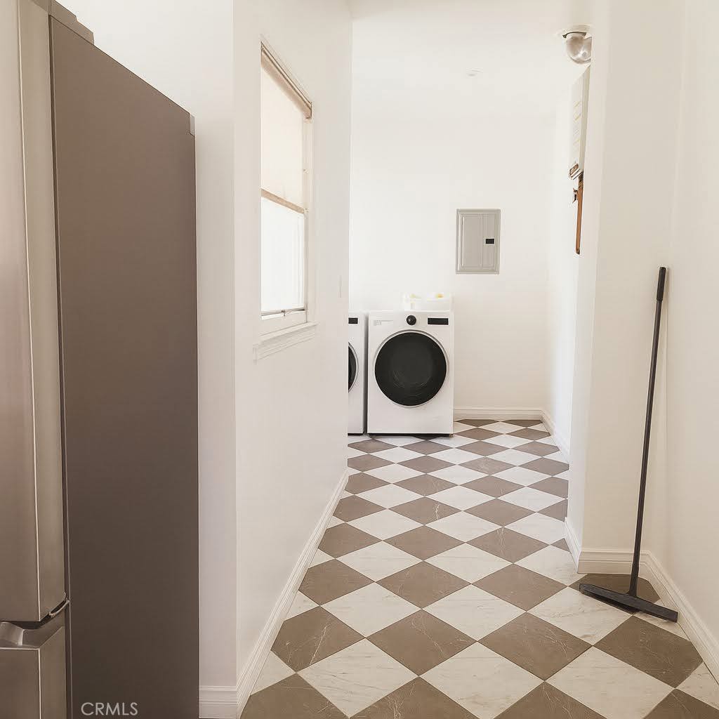 Los Angeles, California, 90019, United States, ,Residential,For Sale,1905705