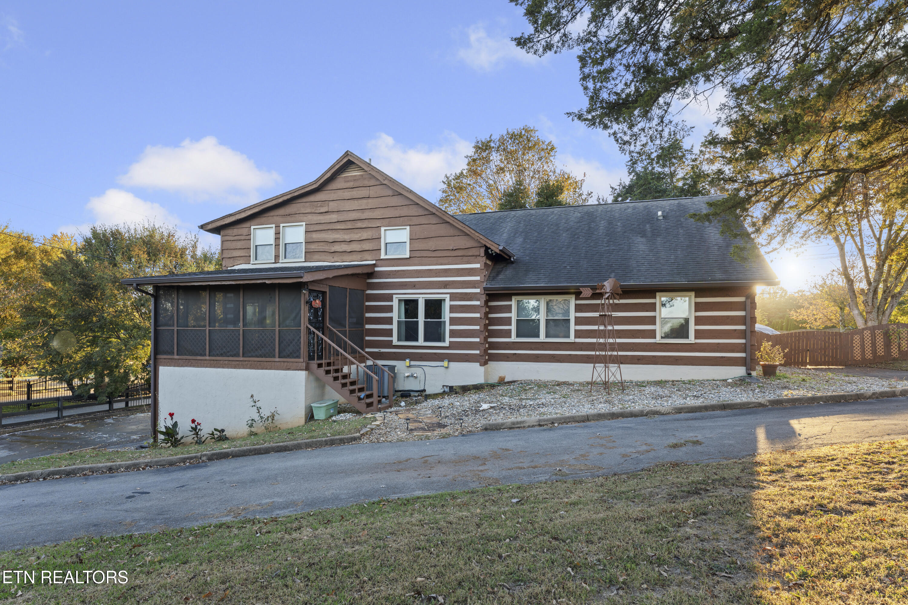 Knoxville, Tennessee, 37922, United States, 4 Bedrooms Bedrooms, ,4 BathroomsBathrooms,Residential,For Sale,1977894