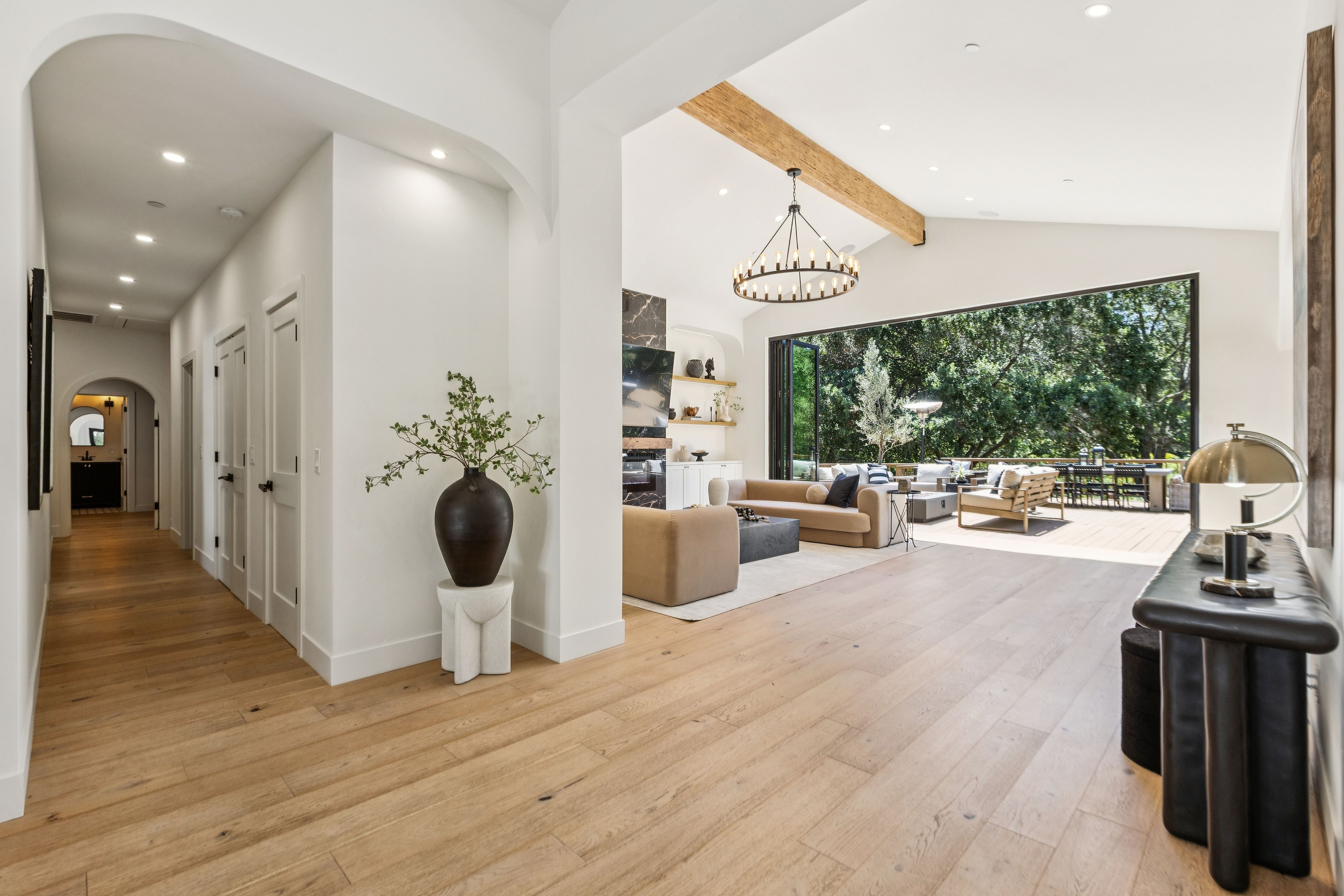  Private Gated Sanctuary With Expansive Outdoor Living - 物件實景