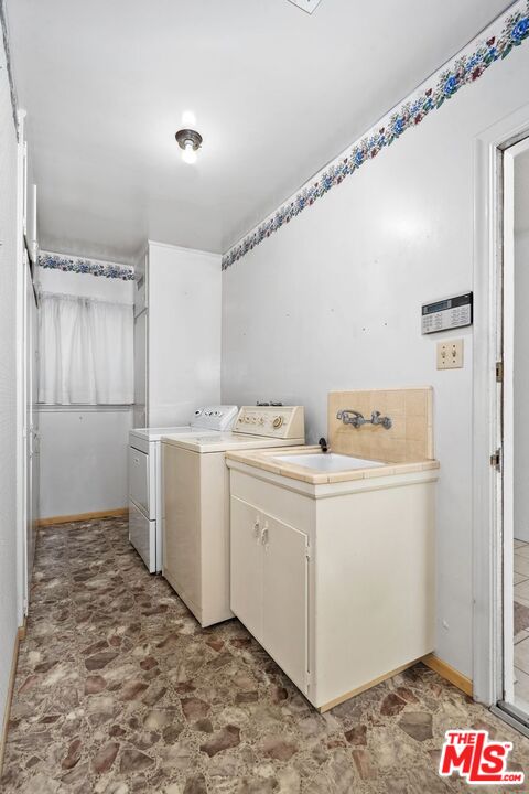 Los Angeles, California, 90056, United States, 2 Bedrooms Bedrooms, ,3 BathroomsBathrooms,Residential,For Sale,2001652