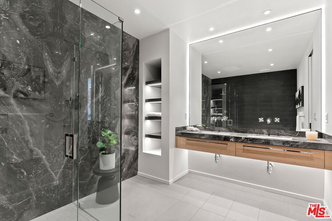 West Hollywood, California, 90069, United States, 2 Bedrooms Bedrooms, ,1 BathroomBathrooms,Residential,For Sale,1938792