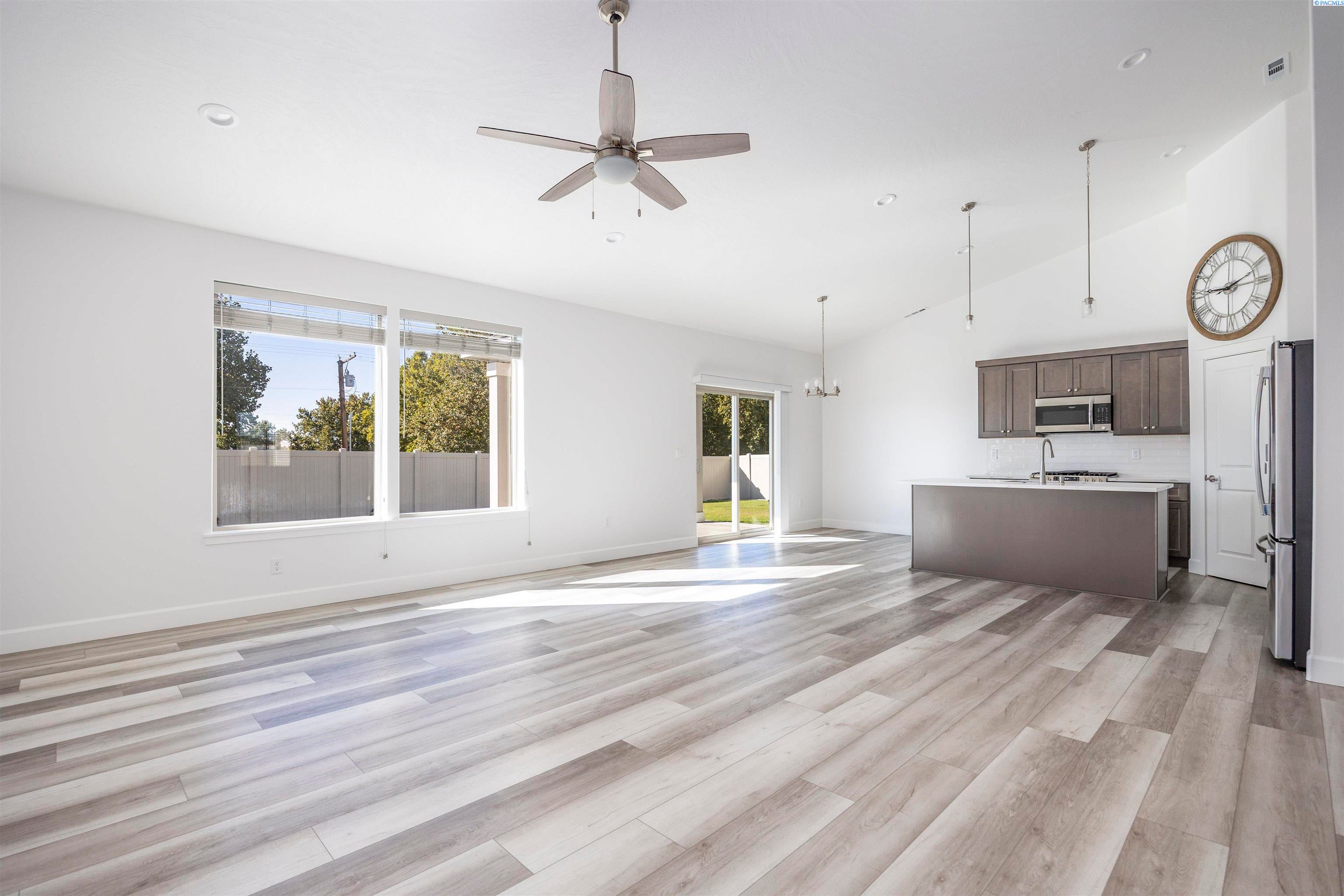 Pasco, Washington, 99301, United States, 4 Bedrooms Bedrooms, ,2 BathroomsBathrooms,Residential,For Sale,1978542