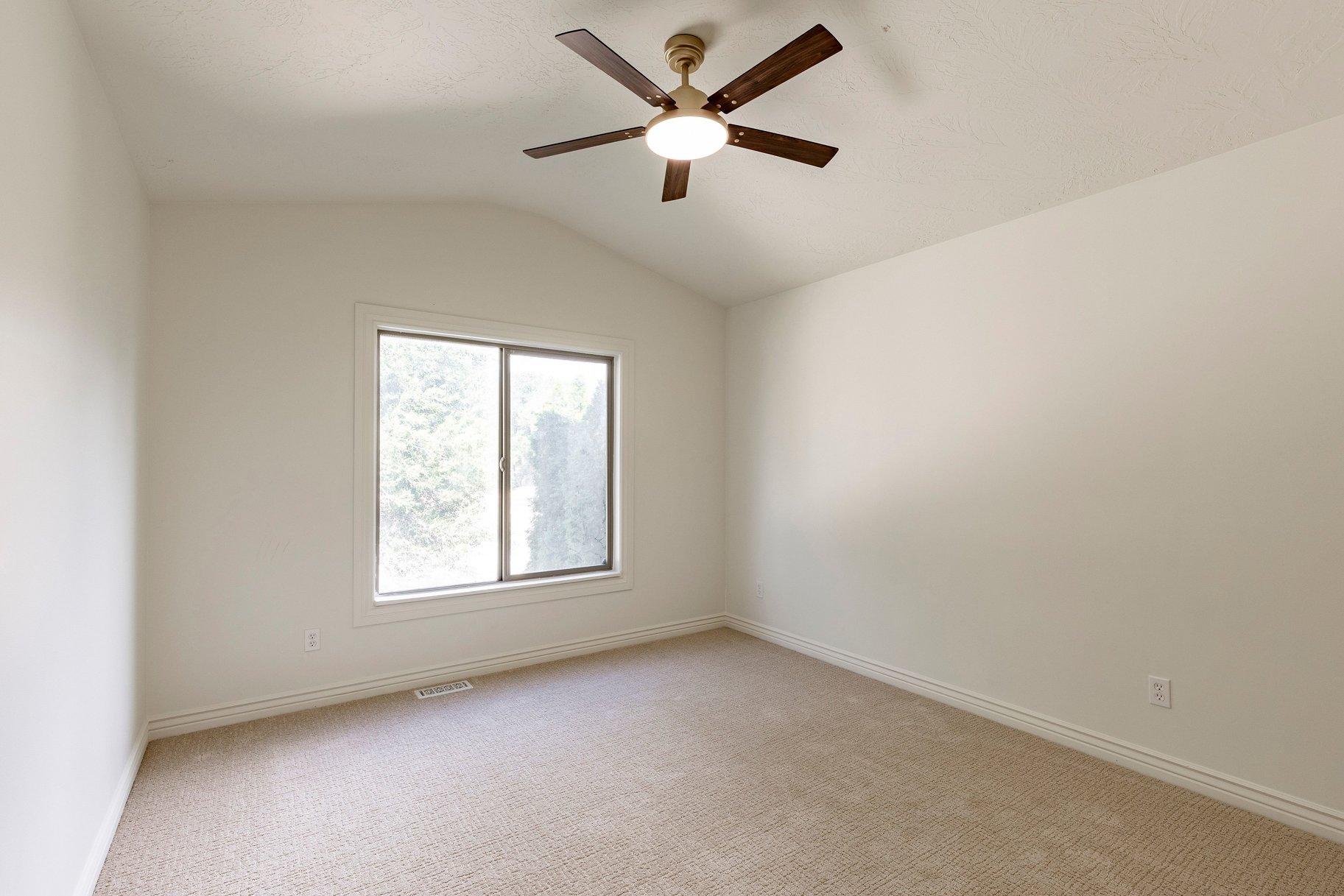  Fully Remodeled End-Unit in Prime Midvale Location - 物件實景
