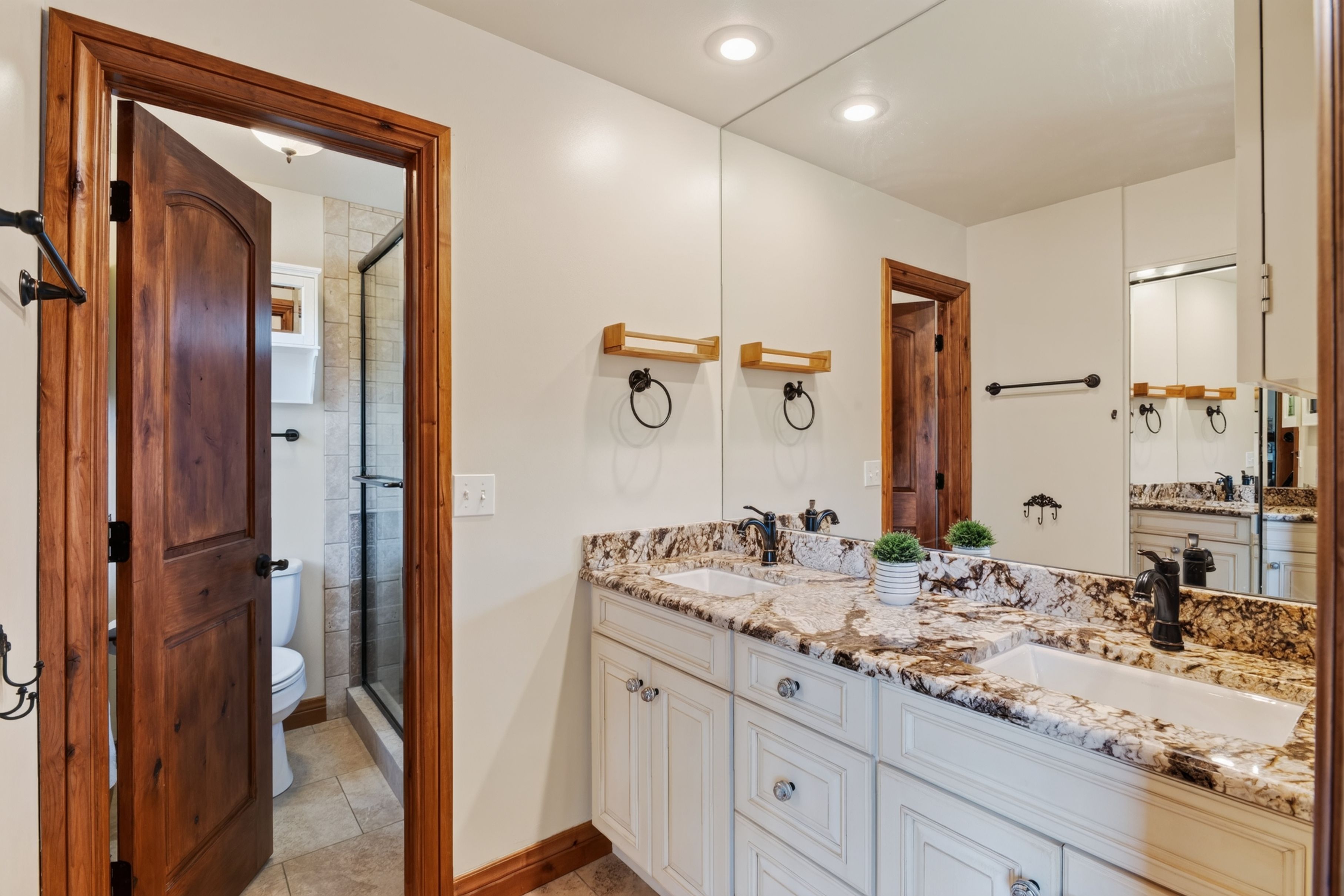  Unique Kitchen & Vaulted Beamed Room Near Cherry Creek State Park Retreat - 物件實景