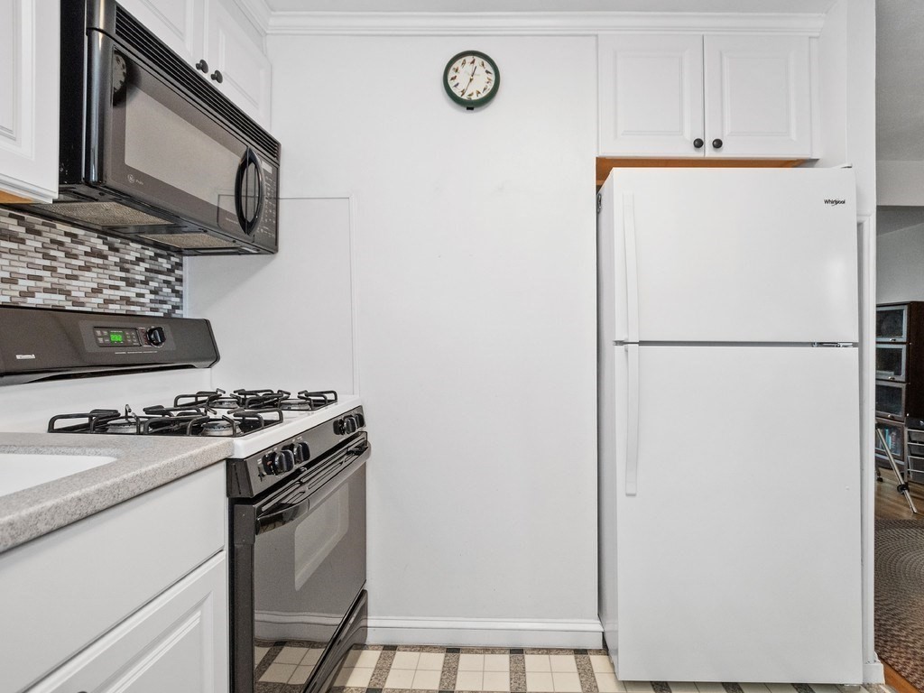 Waltham, Massachusetts, 02452, United States, 2 Bedrooms Bedrooms, ,2 BathroomsBathrooms,Residential,For Sale,1902655