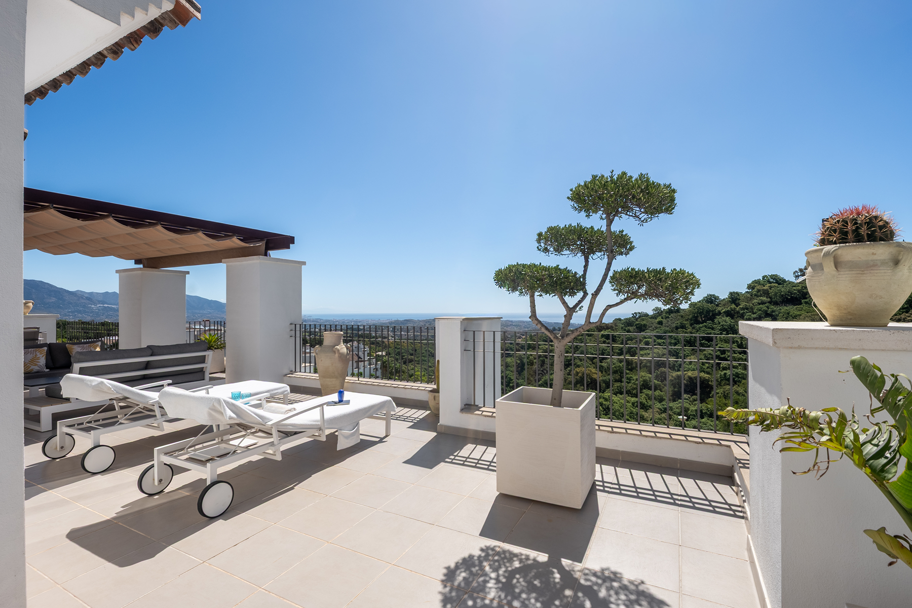  Renovated sea-view penthouse with expansive terrace in La Mairena, Marbella East - 物件實景