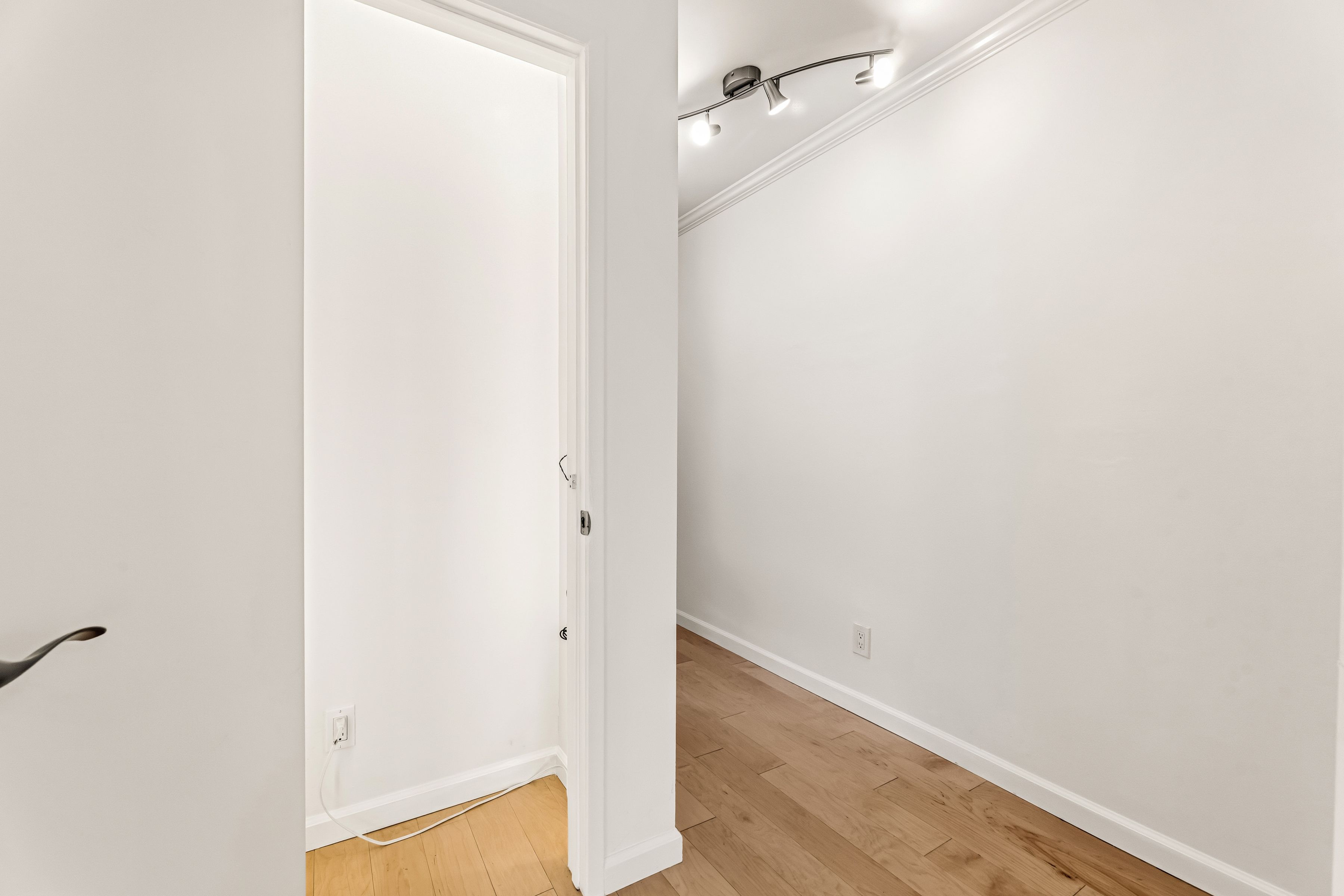  2320 S Bentley Ave - 物件實景