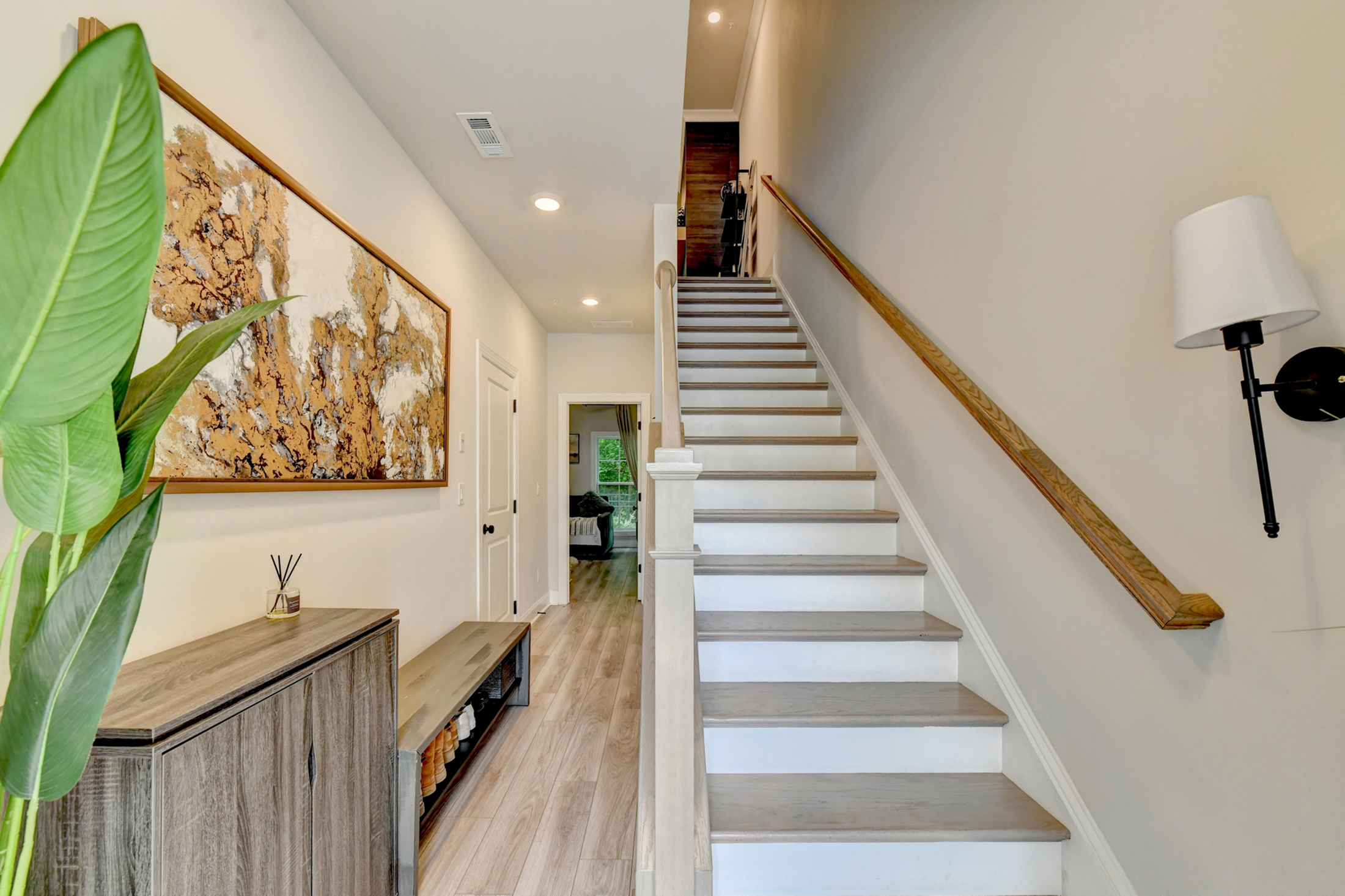  Welcome Home to this Magnificent Three-Story Townhome - 物件實景