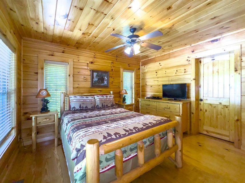 Sevierville, Tennessee, 37876, United States, 13 Bedrooms Bedrooms, ,14 BathroomsBathrooms,Residential,For Sale,1974606