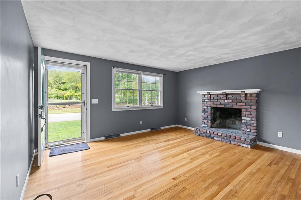 North Kingstown, Rhode Island, 02852, United States, 3 Bedrooms Bedrooms, ,2 BathroomsBathrooms,Residential,For Sale,1976998