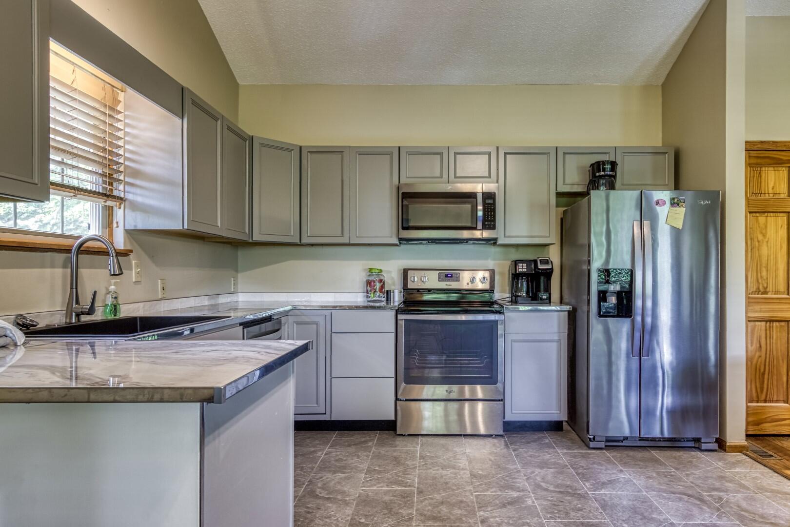 Gatlinburg, Tennessee, 37738, United States, 2 Bedrooms Bedrooms, ,3 BathroomsBathrooms,Residential,For Sale,1931589