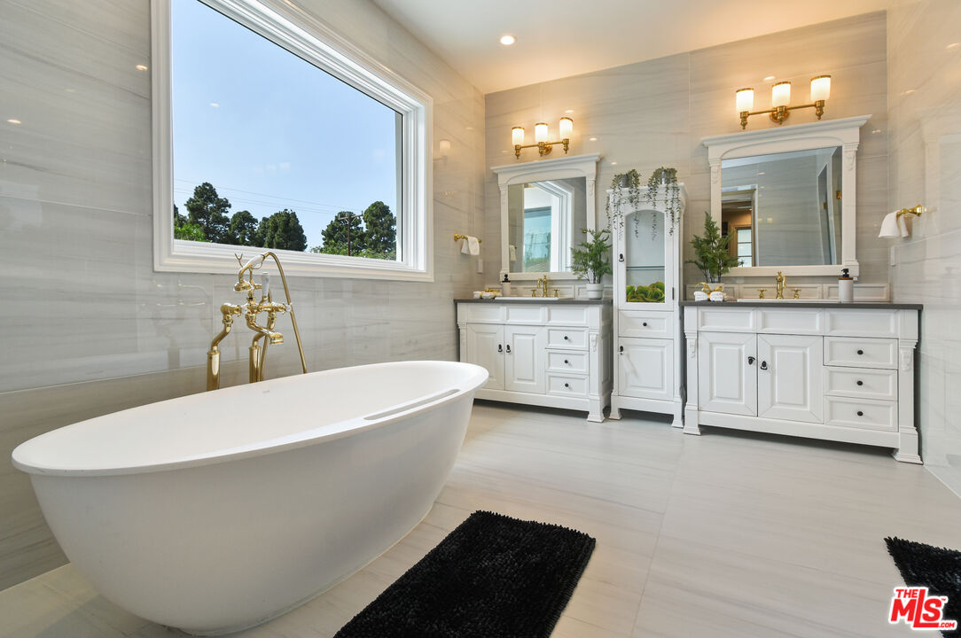 Santa Monica, California, 90402, United States, 5 Bedrooms Bedrooms, ,7 BathroomsBathrooms,Residential,For Sale,1838170