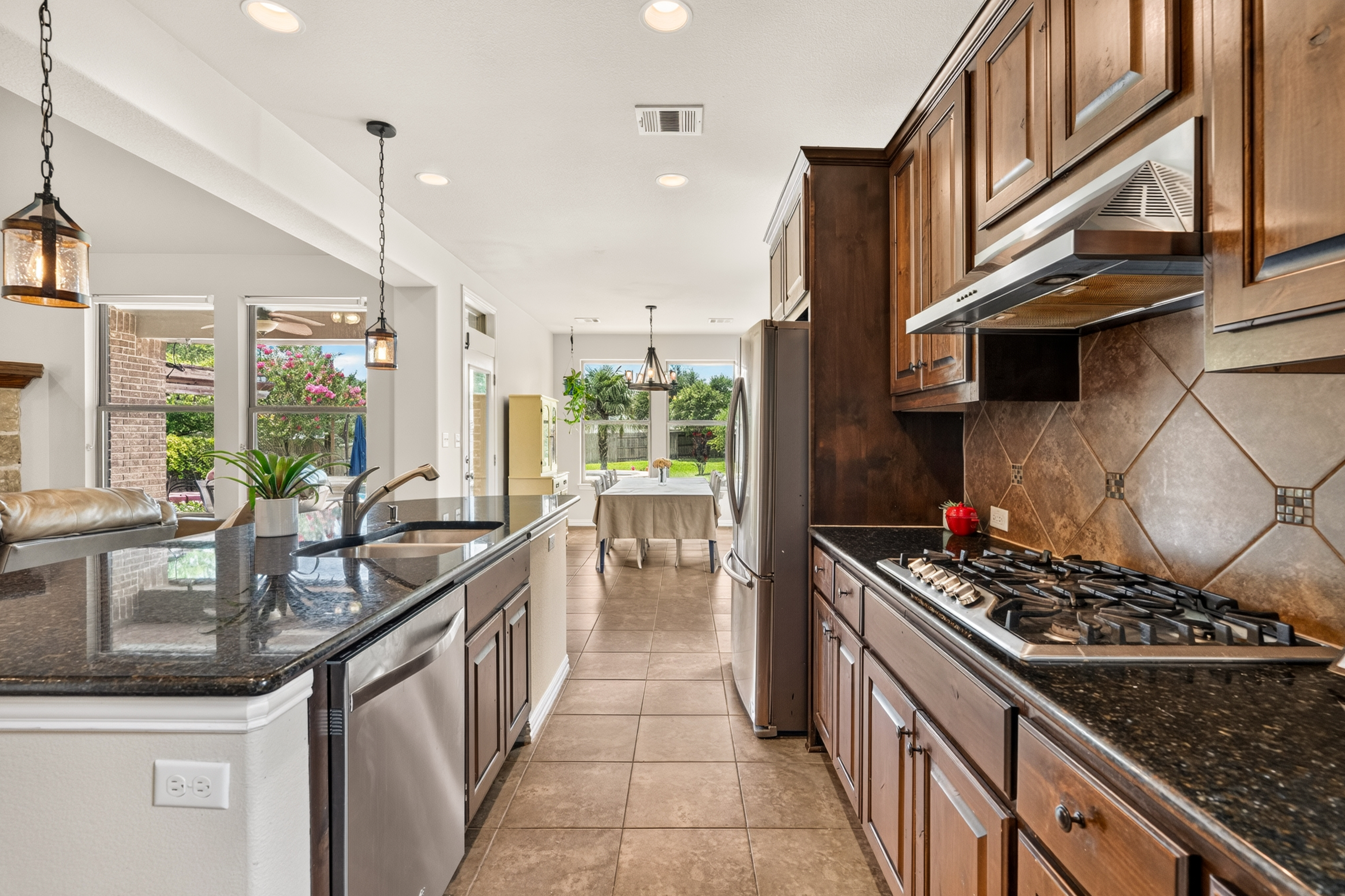  Masterfully Crafted Home in Belterra with Backyard Oasis - 物件實景
