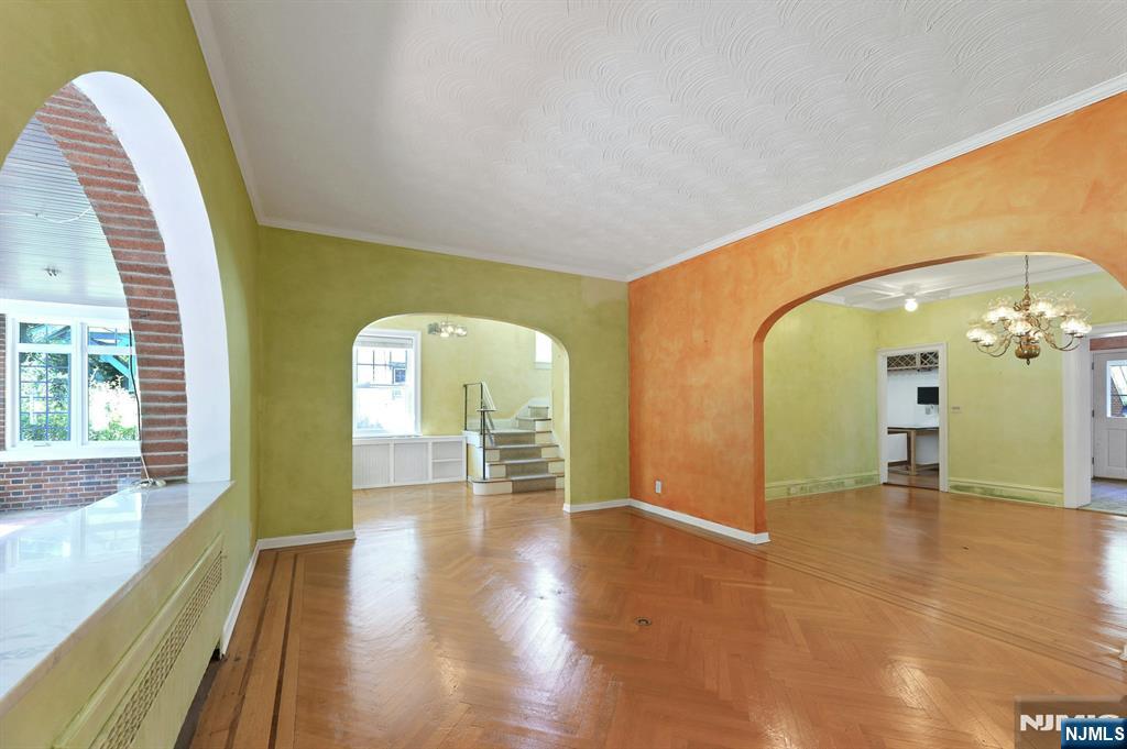 Leonia, New Jersey, 07605, United States, 5 Bedrooms Bedrooms, ,4 BathroomsBathrooms,Residential,For Sale,1934270