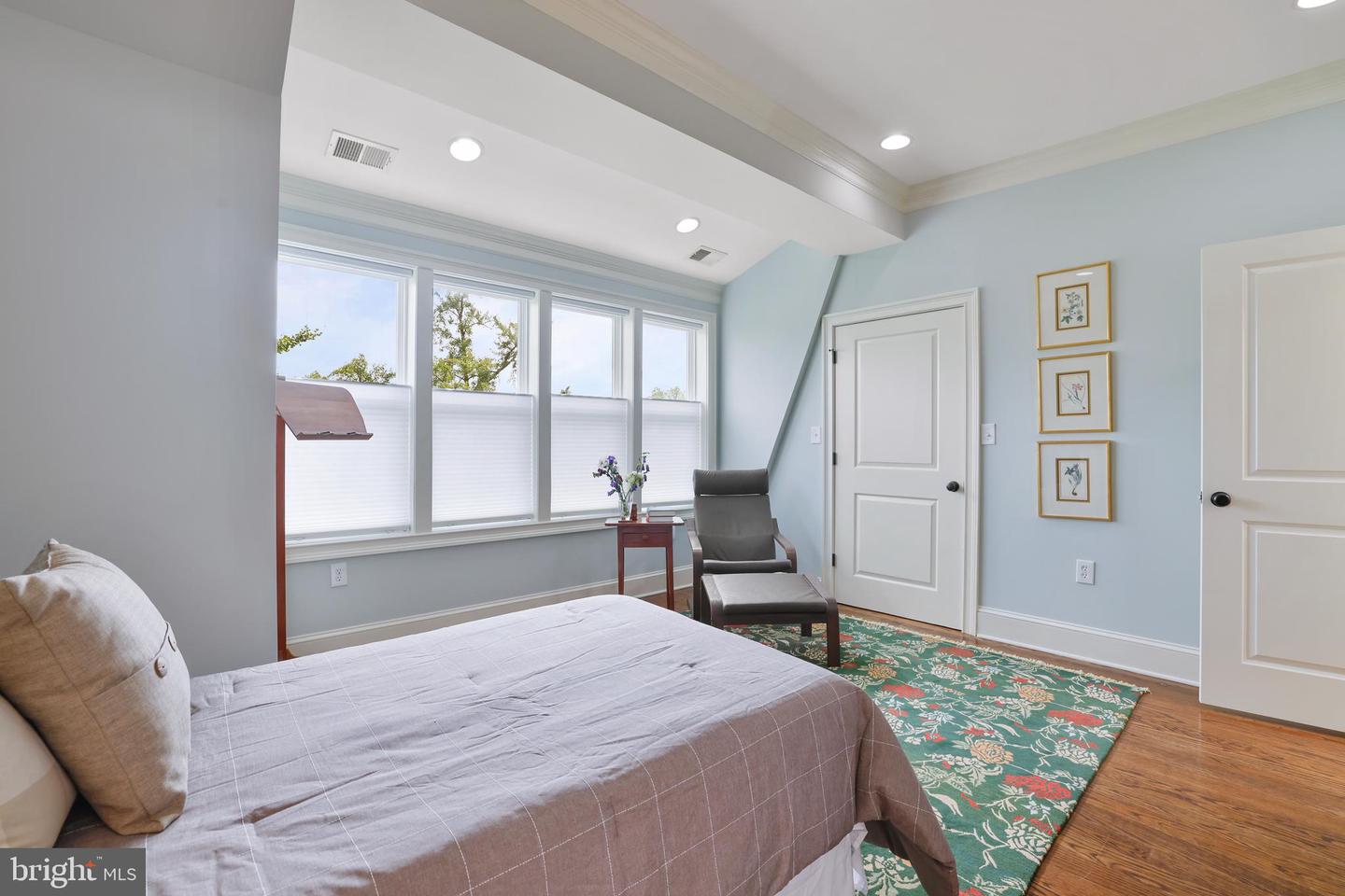 Washington, District of Columbia, 20003, United States, 2 Bedrooms Bedrooms, ,2 BathroomsBathrooms,Residential,For Sale,1896371
