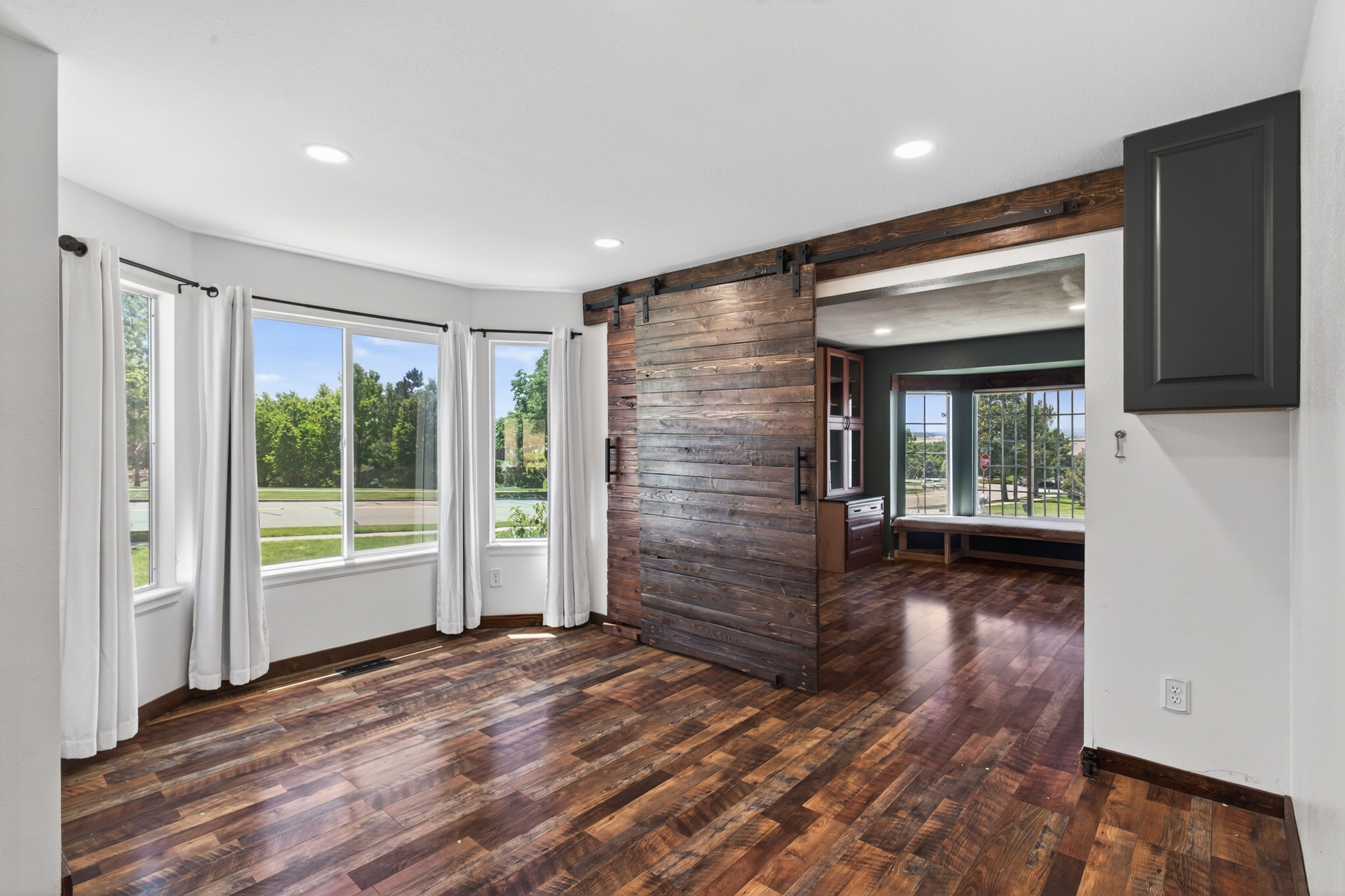  Situated on a Desirable Corner Lot in Hidden River - 物件實景