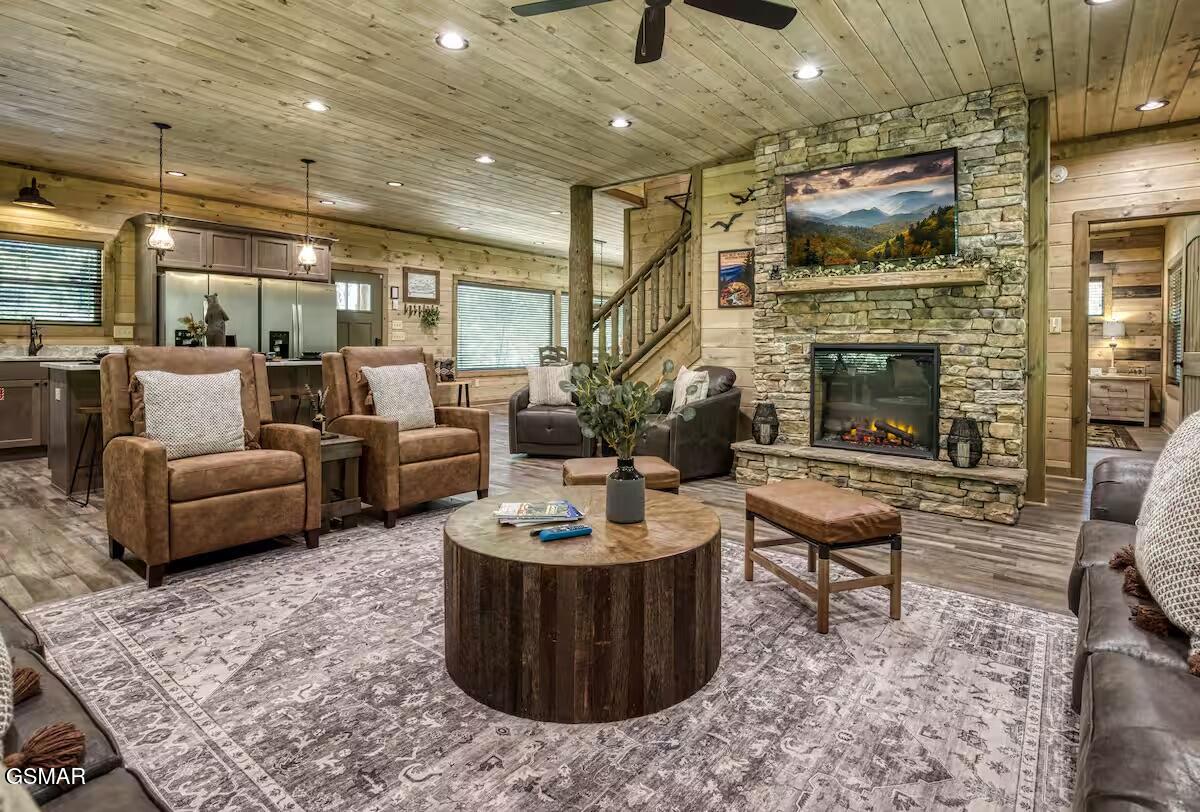 Sevierville, Tennessee, 37862, United States, 5 Bedrooms Bedrooms, ,5 BathroomsBathrooms,Residential,For Sale,2008857