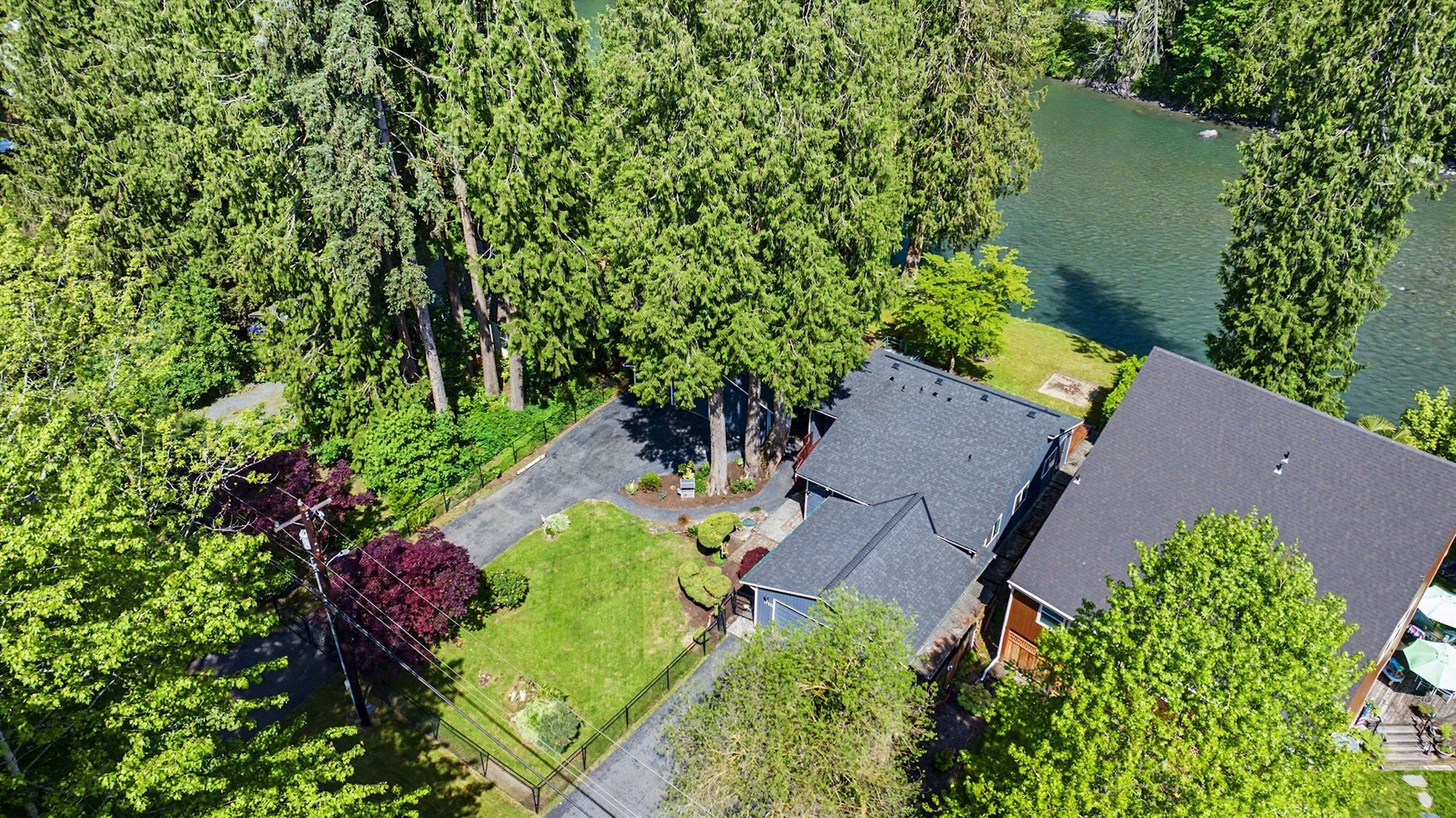  Charming Riverfront Home - 物件實景