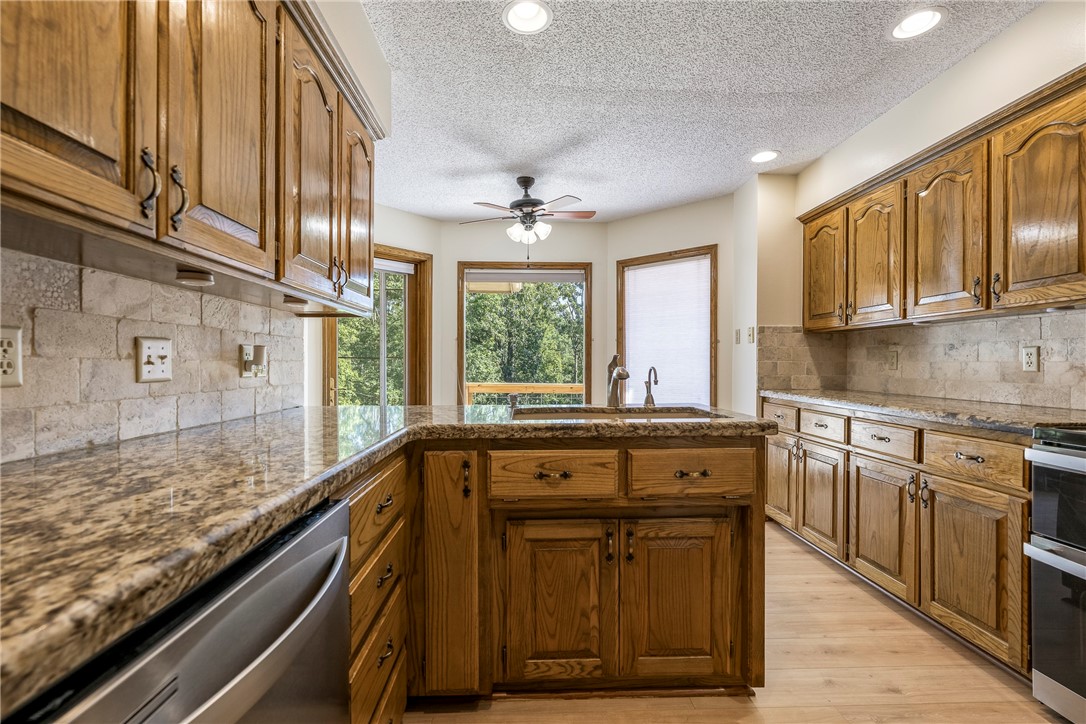 Bella Vista, Arkansas, 72715, United States, 3 Bedrooms Bedrooms, ,4 BathroomsBathrooms,Residential,For Sale,1924957