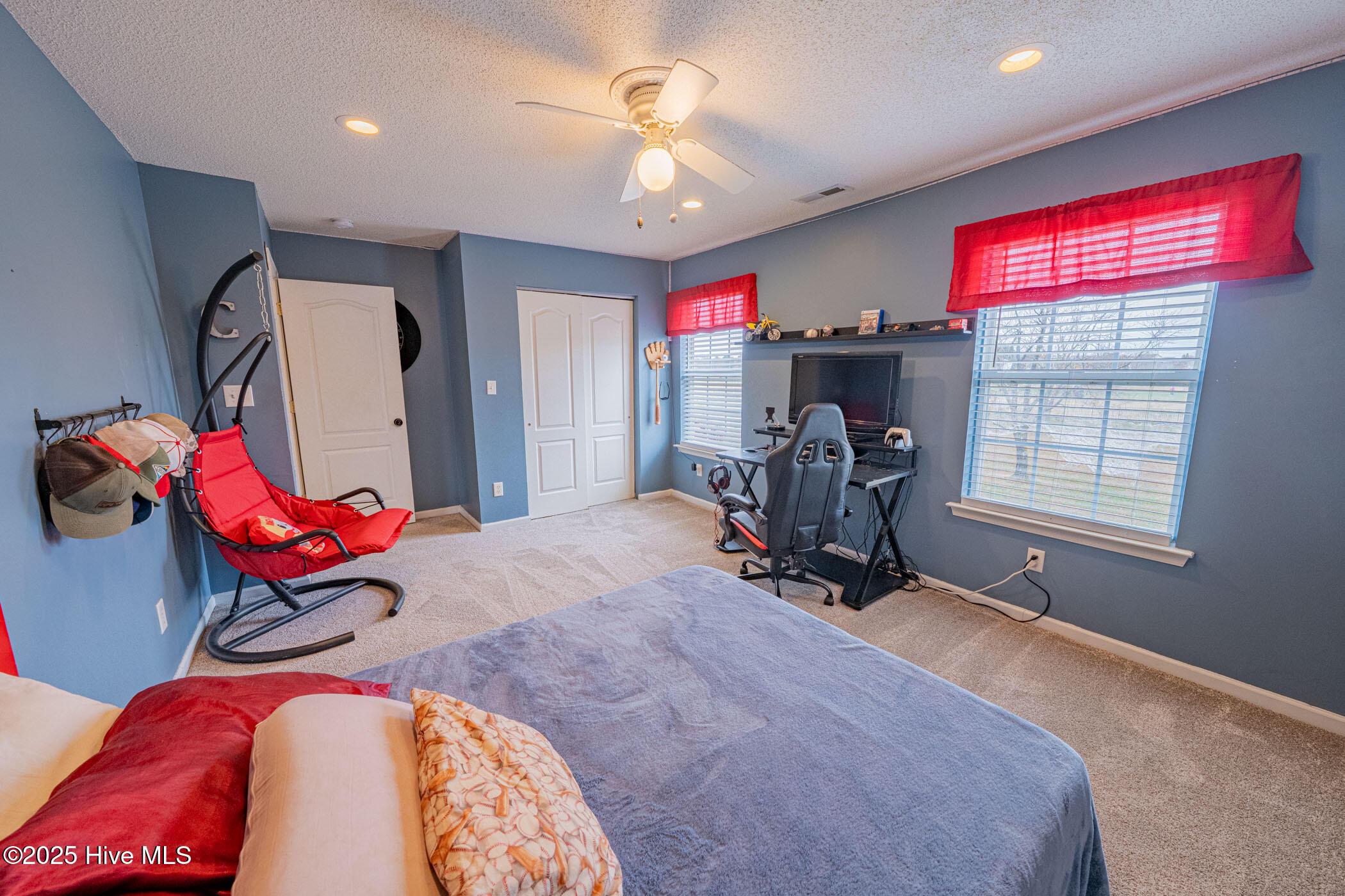 Moyock, North Carolina, 27958, United States, 6 Bedrooms Bedrooms, ,3 BathroomsBathrooms,Residential,For Sale,1997341