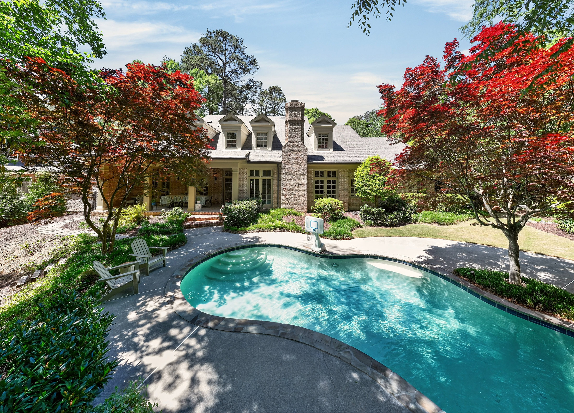  Exceptional Estate with Pool Nestled on 2+/- Private Acres Near Chastain Park - 物件實景