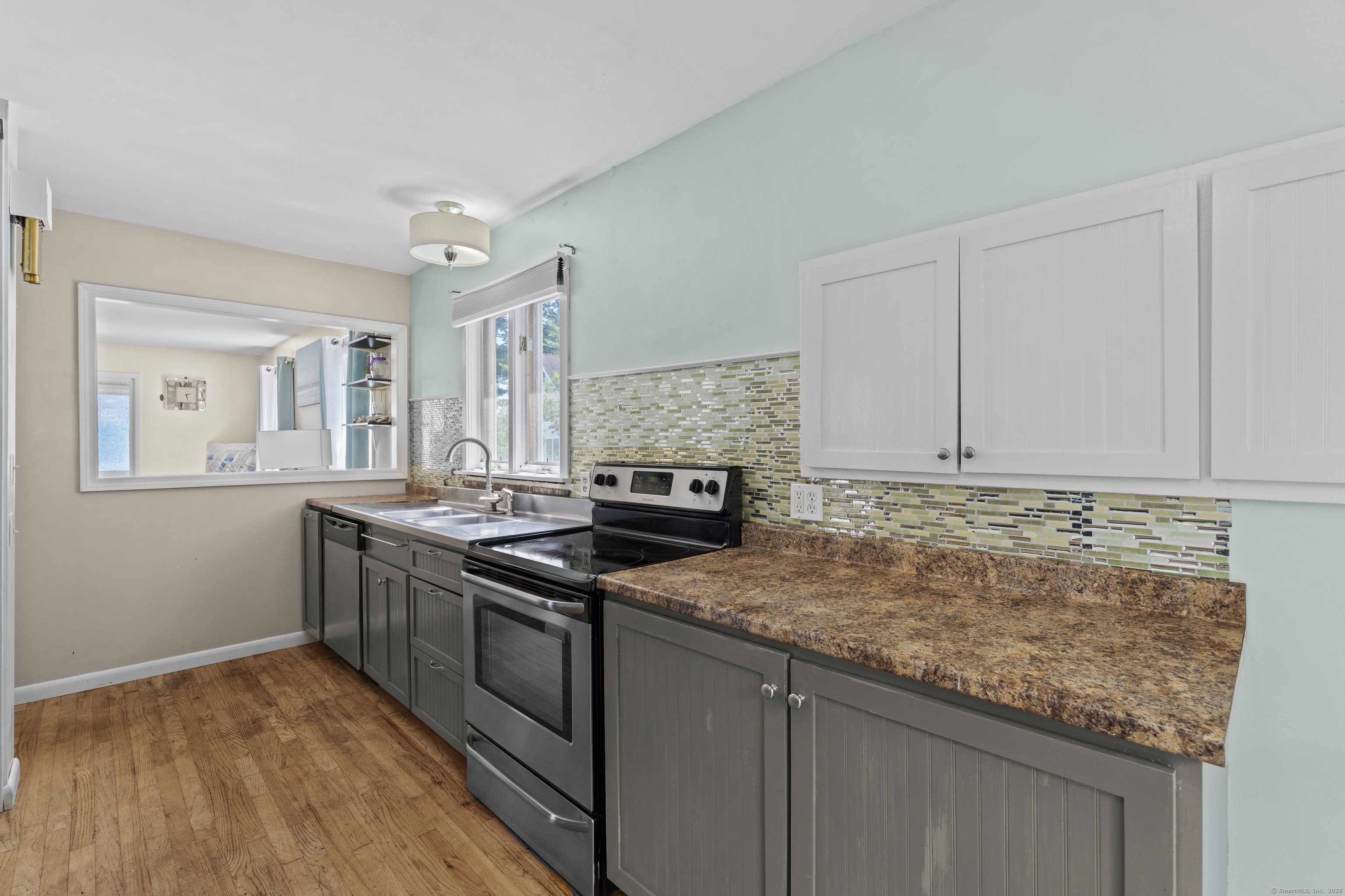 Milford, Connecticut, 06460, United States, 3 Bedrooms Bedrooms, ,2 BathroomsBathrooms,Residential,For Sale,1896652