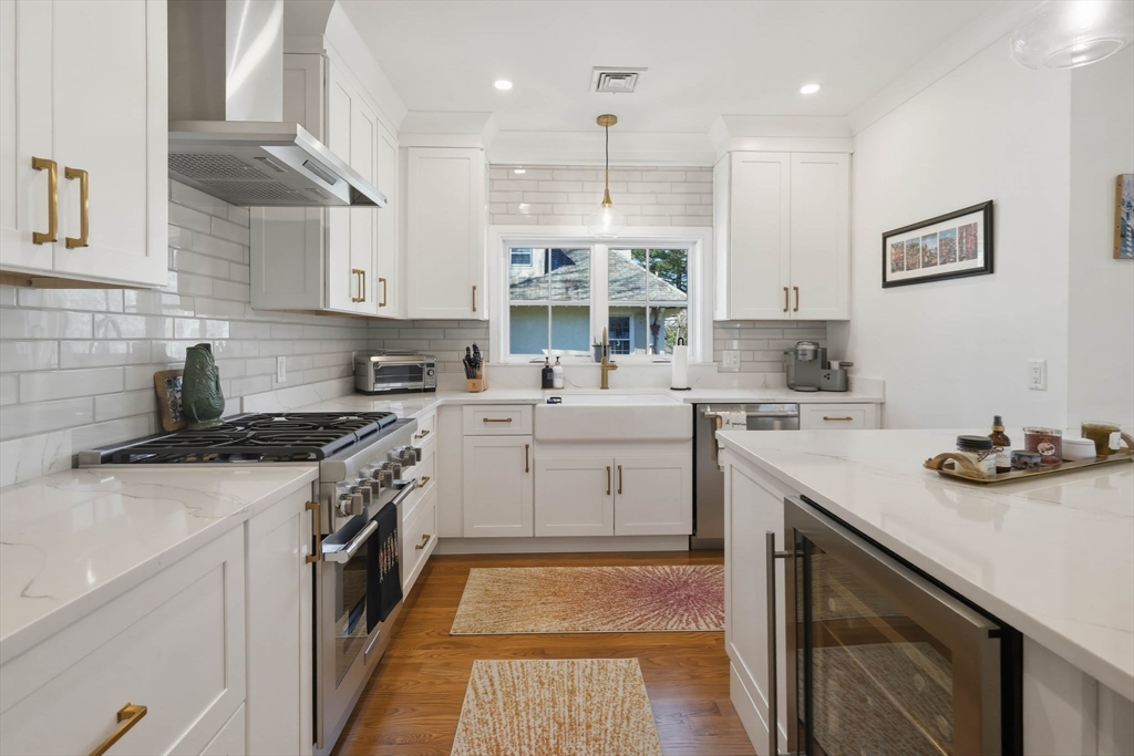 Wakefield, Massachusetts, 01880, United States, 2 Bedrooms Bedrooms, ,3 BathroomsBathrooms,Residential,For Sale,2036926