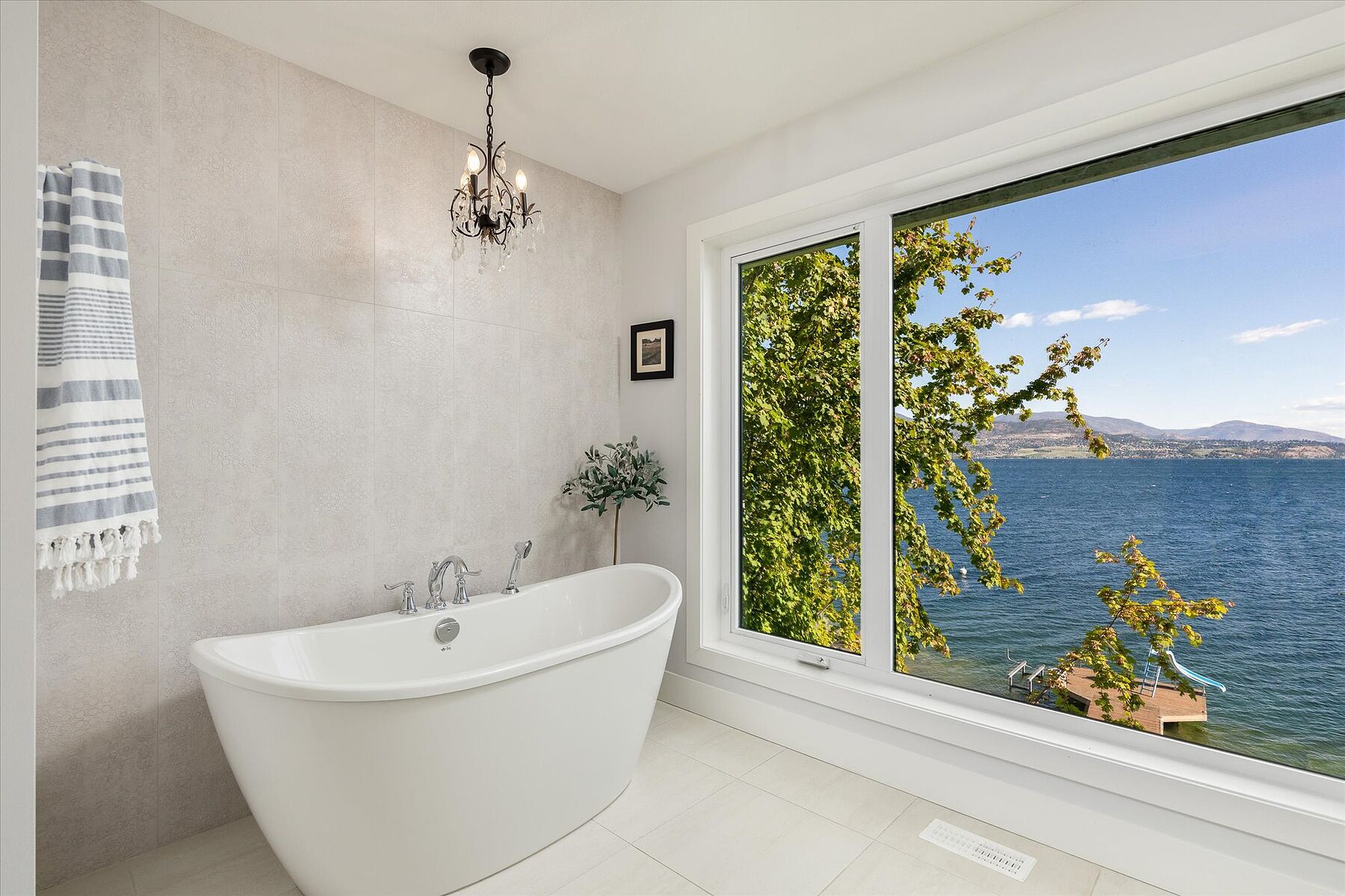  Stunning Home with Privacy - 物件實景