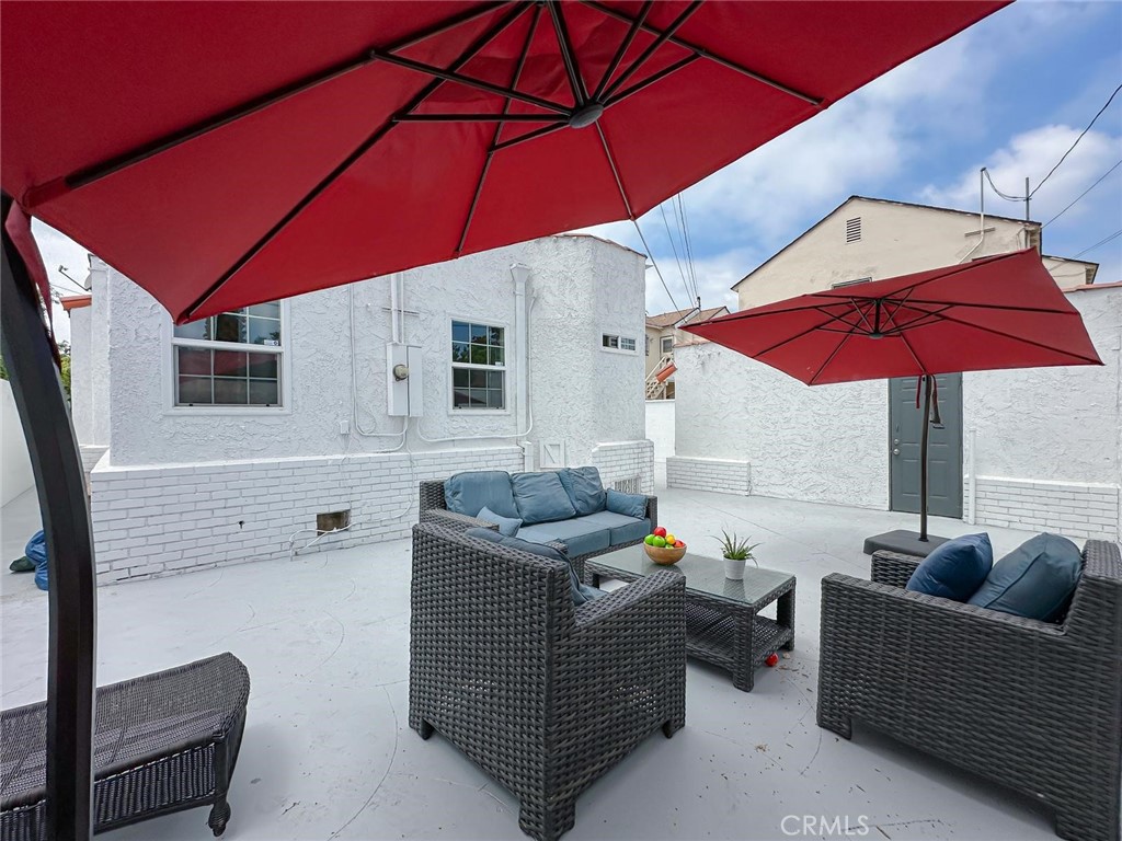 Los Angeles, California, 90043, United States, 3 Bedrooms Bedrooms, ,2 BathroomsBathrooms,Residential,For Sale,1981905