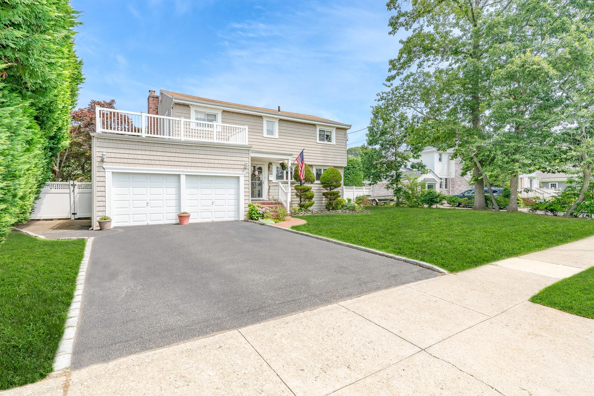 Massapequa, New York, 11758, United States, 4 Bedrooms Bedrooms, ,2 BathroomsBathrooms,Residential,For Sale,1904411