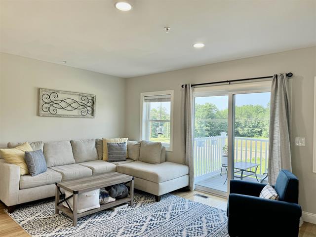 Dover, New Hampshire, 03820, United States, 2 Bedrooms Bedrooms, ,3 BathroomsBathrooms,Residential,For Sale,2002937