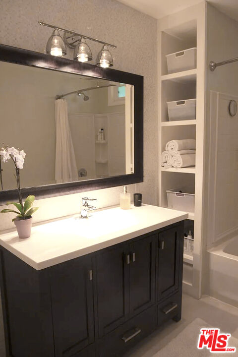 Los Angeles, California, 90004, United States, 3 Bedrooms Bedrooms, ,2 BathroomsBathrooms,Residential,For Sale,1987730