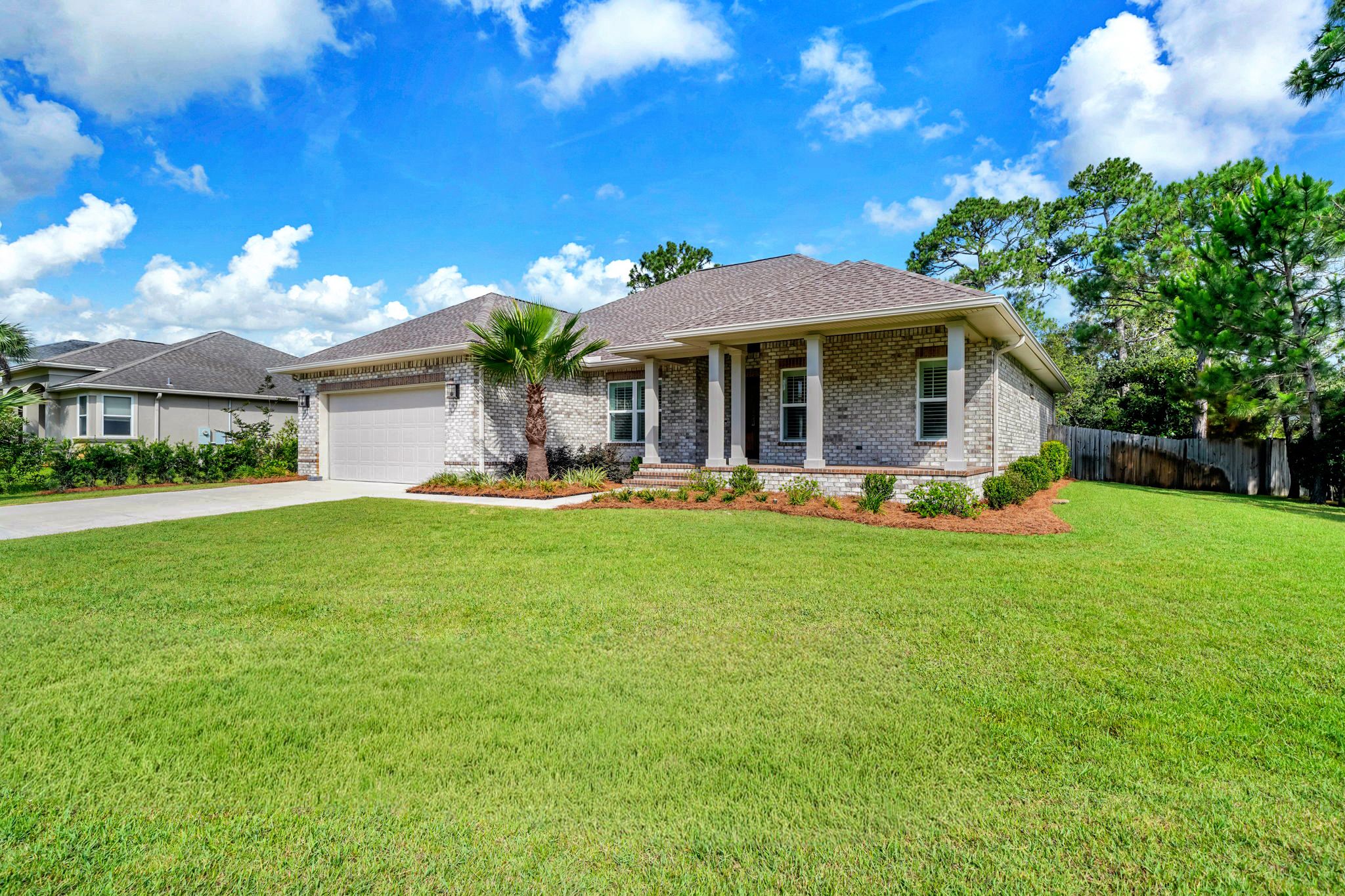 Move-In Ready Brick Home with Spacious Fenced Backyard Near the Bay - 物件實景